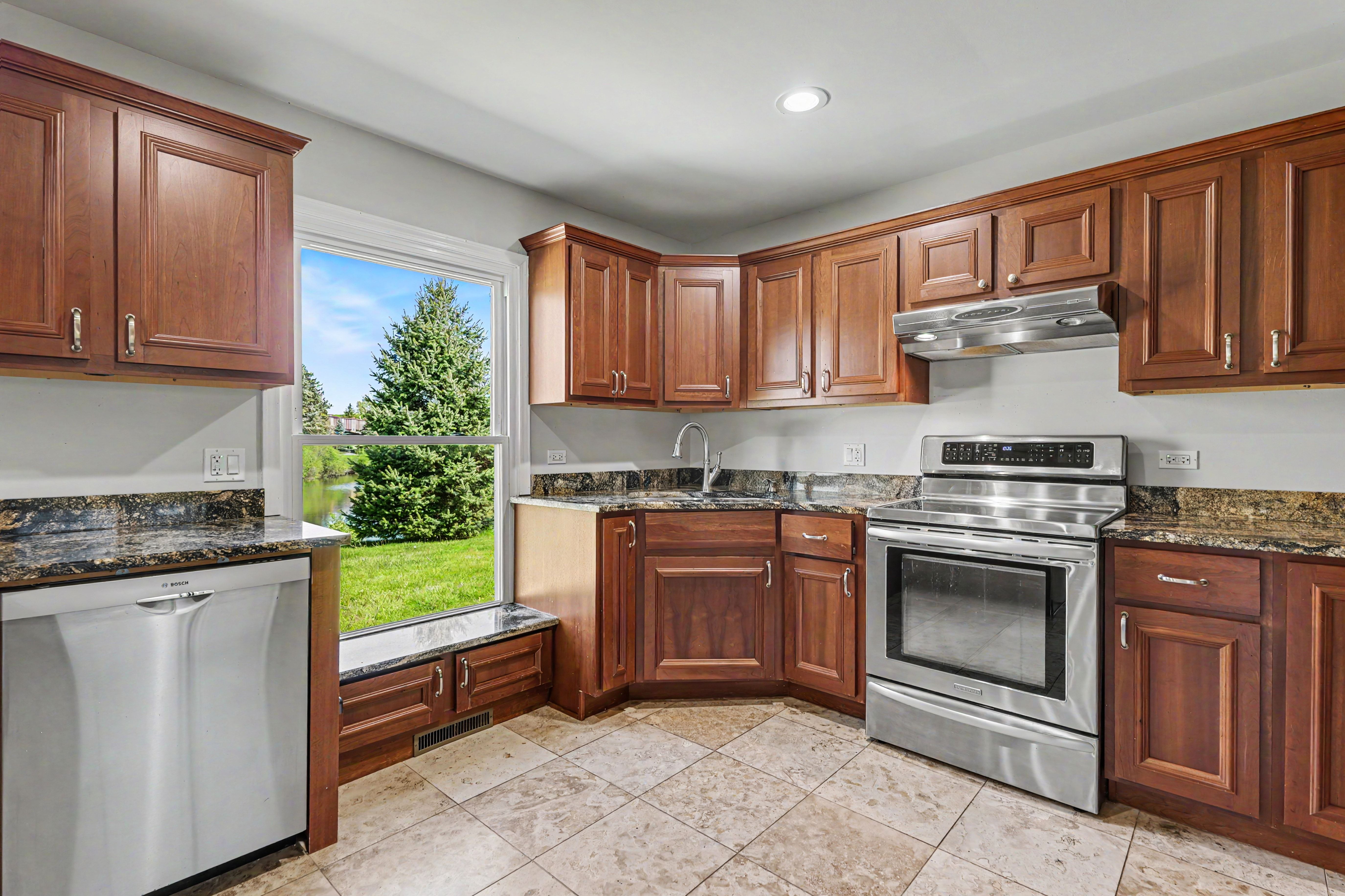 Photo 2 of 16 of 8 Greenvale Rd SE, Vernon Hills, IL