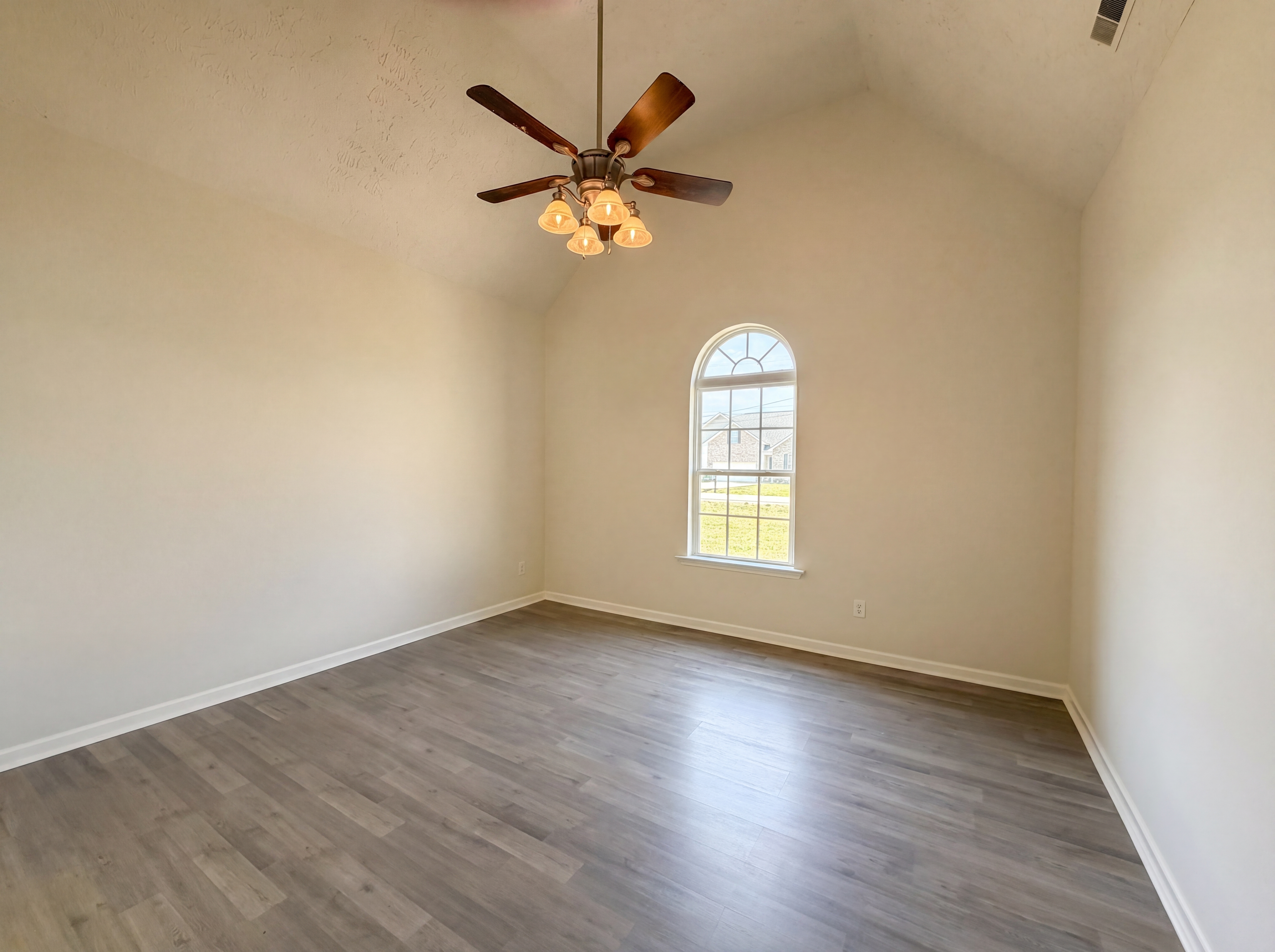 Photo 8 of 24 of 425 Long Creek Dr, Christiana, TN