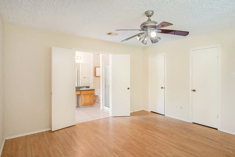 Photo 11 of 17 - 319 Richvale Ln, Webster, TX 77598