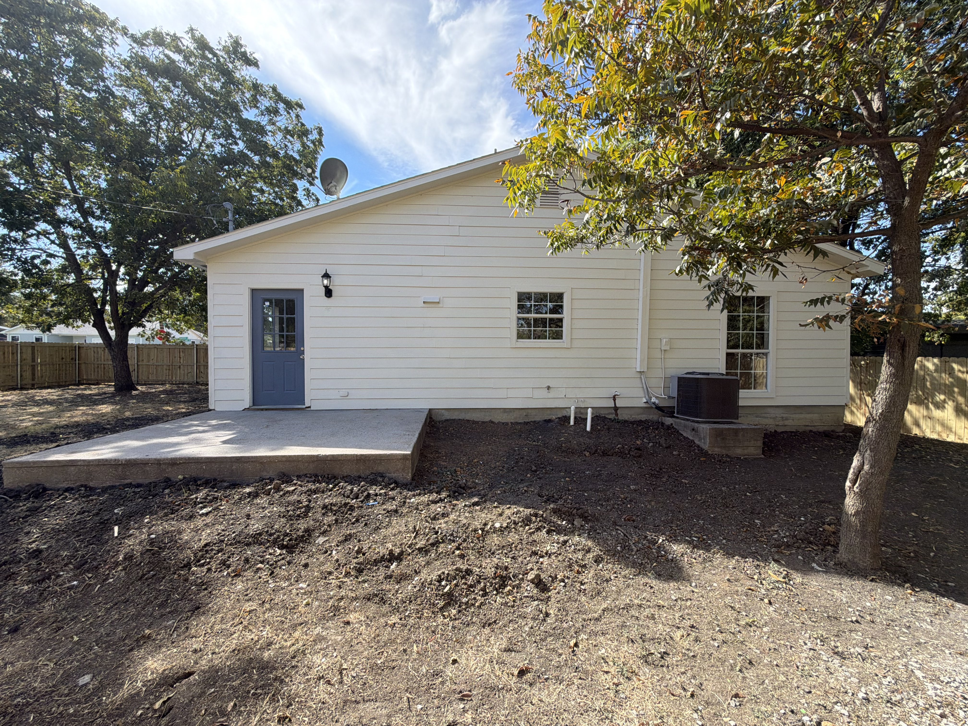 Photo 5 of 29 of 1710 Cumberland Dr, Garland, TX