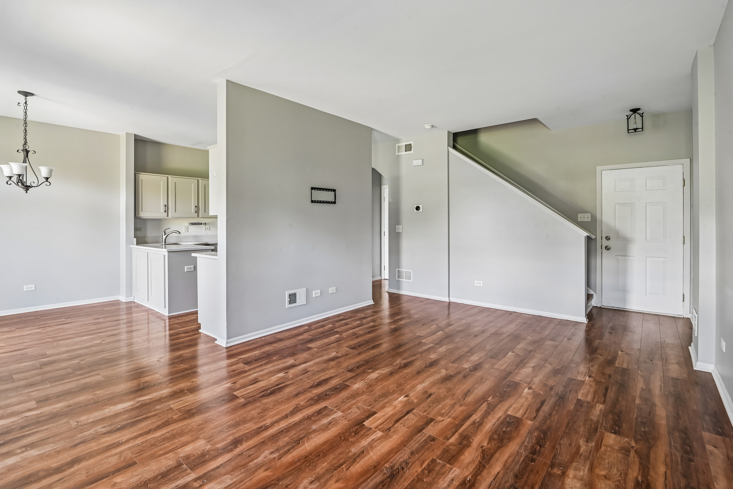 Photo 13 of 33 of 1212 Courtland Cir, Plainfield, IL