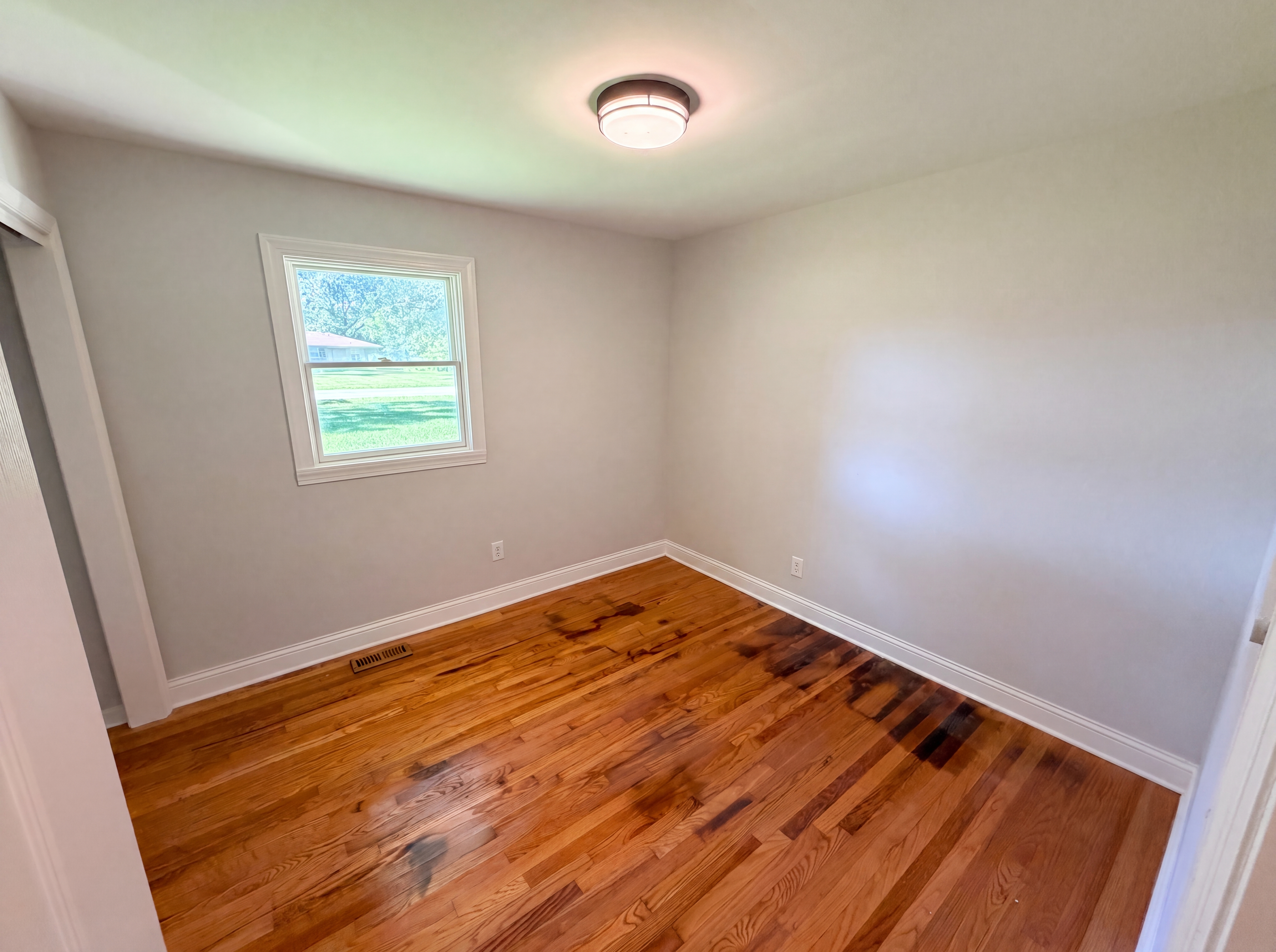 Photo 4 of 17 of 5110 Winston Dr, Indianapolis, IN