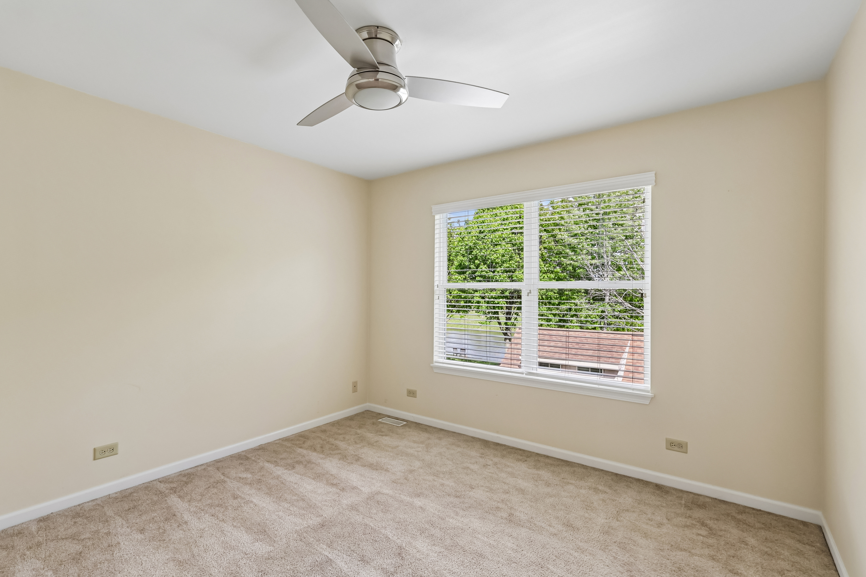 Photo 20 of 41 of 426 Heatherwood Dr, Oswego, IL