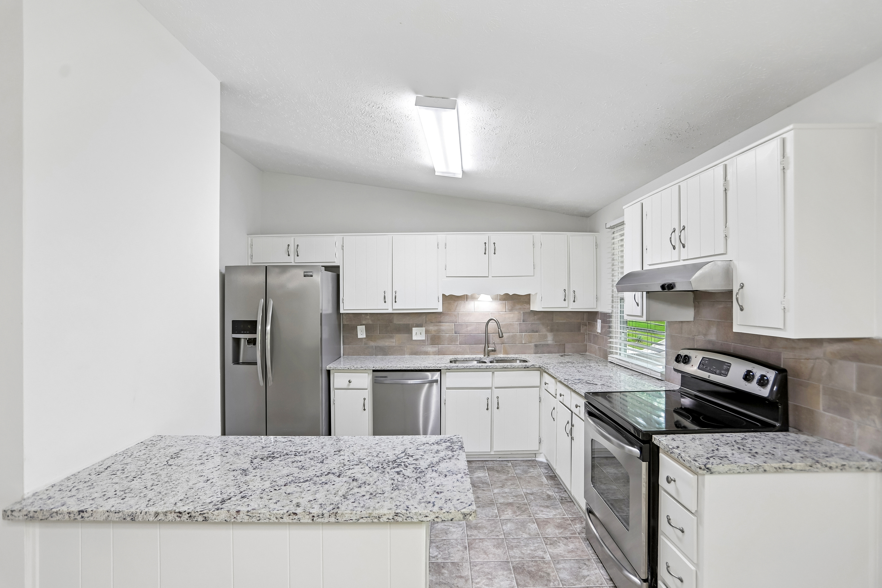Photo 2 of 34 of 3020 Forestside Ln, Atlanta, GA