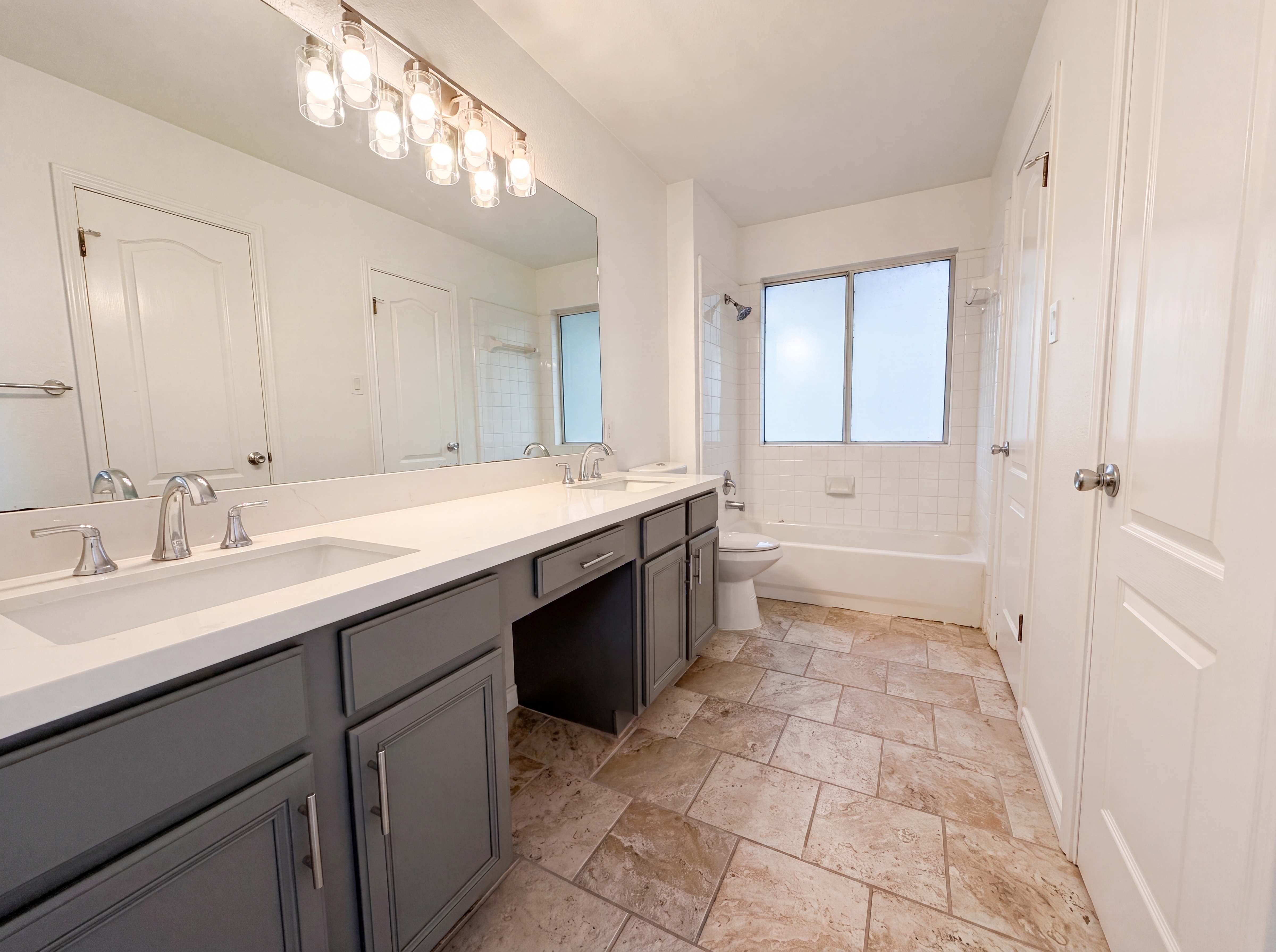 Photo 8 of 18 of 8423 Berry Knoll Dr, Universal City, TX