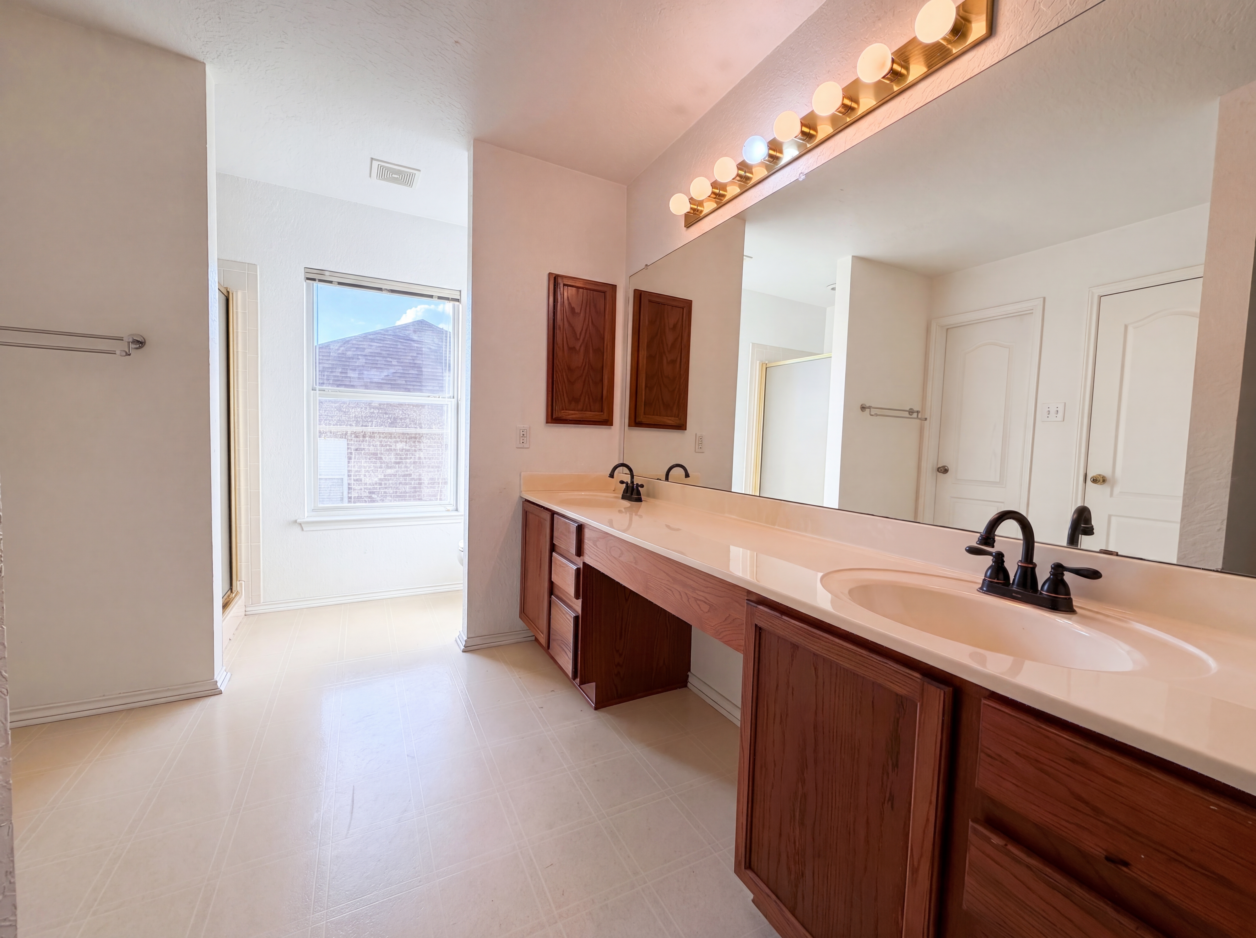 Photo 9 of 19 of 121 Springtree Fld, Cibolo, TX