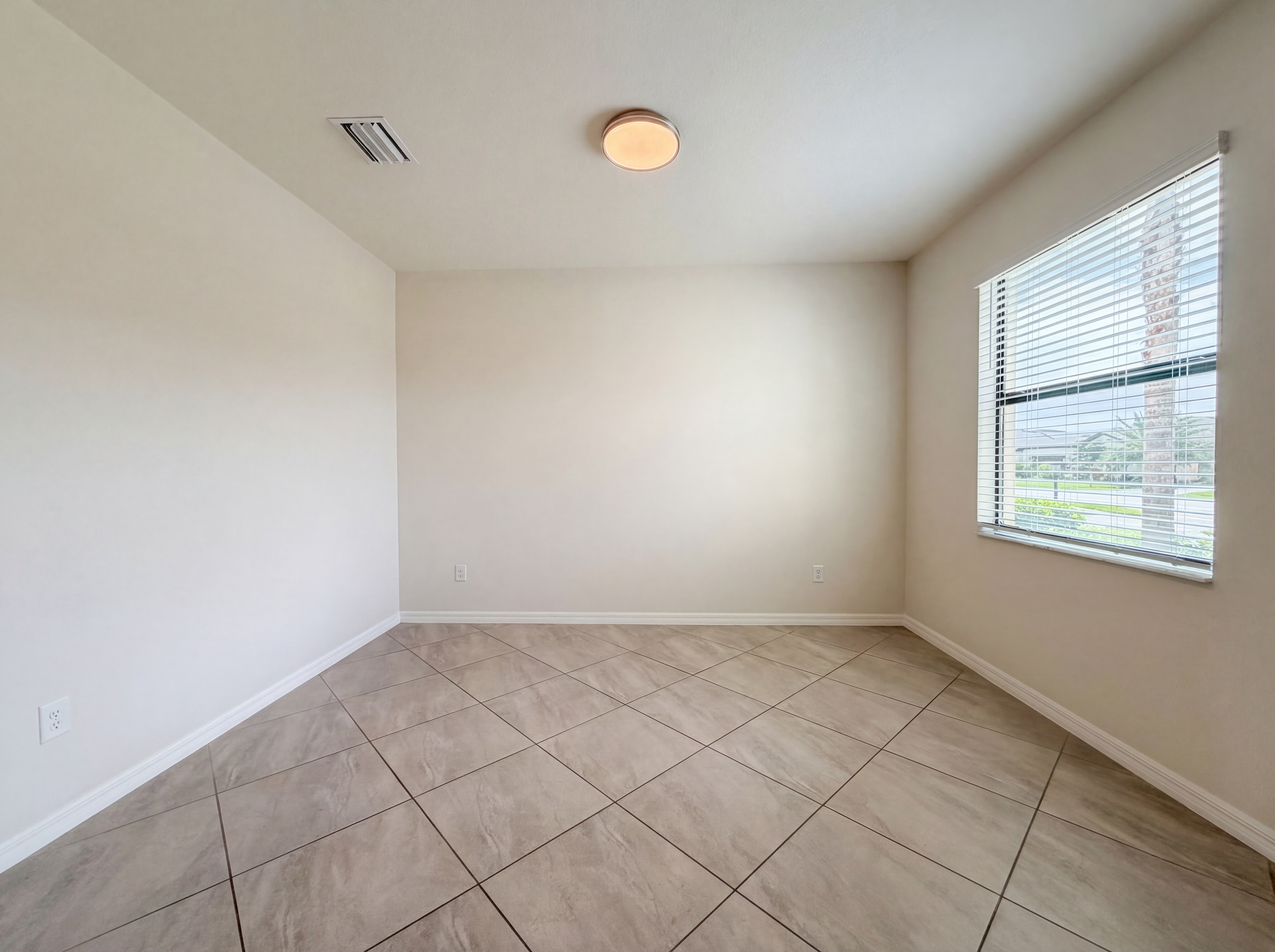 Photo 11 of 35 of 14102 Vindel Cir, Fort Myers, FL