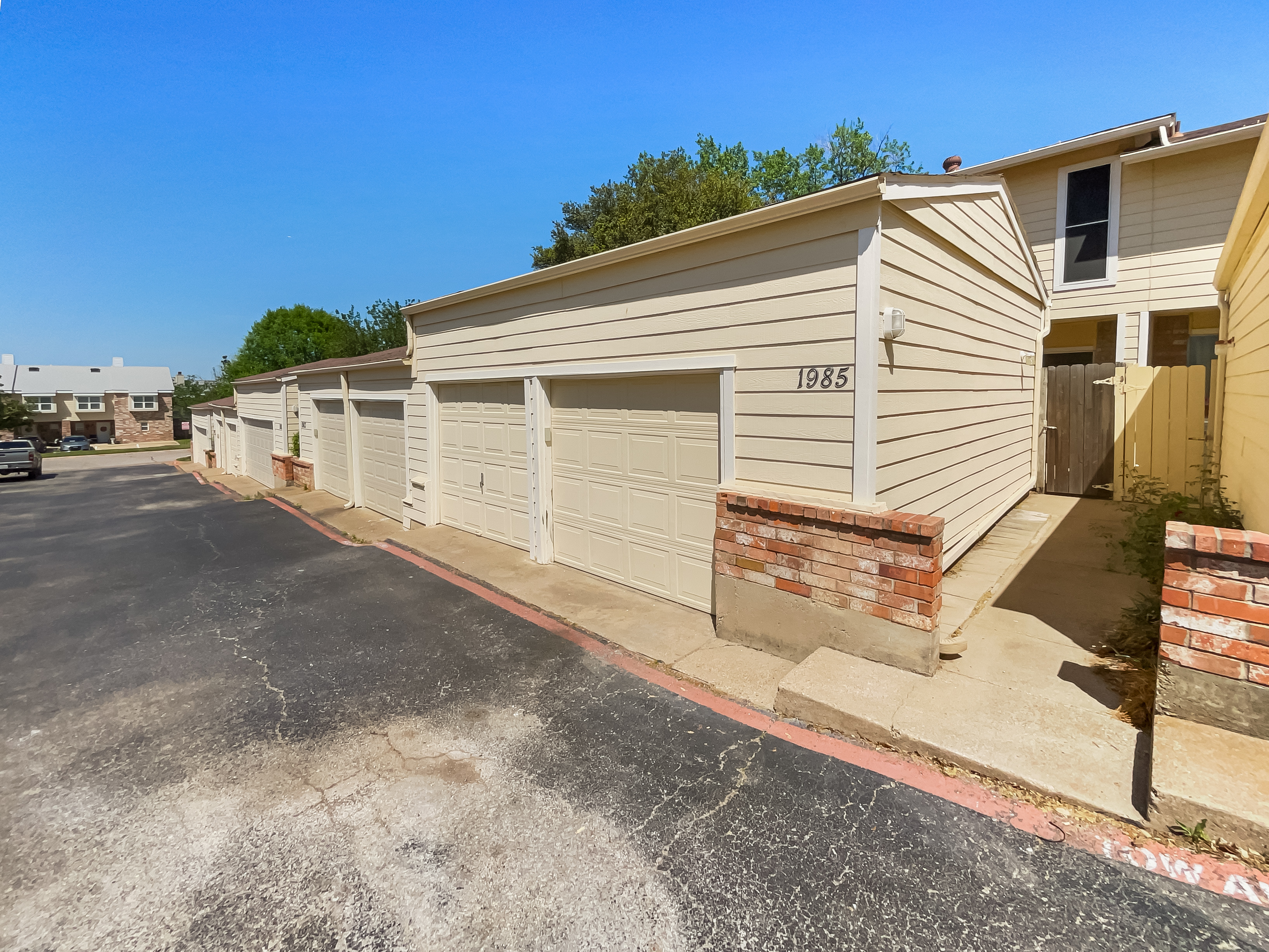 Photo 10 of 32 of 1985 Shorewood Dr, Grapevine, TX