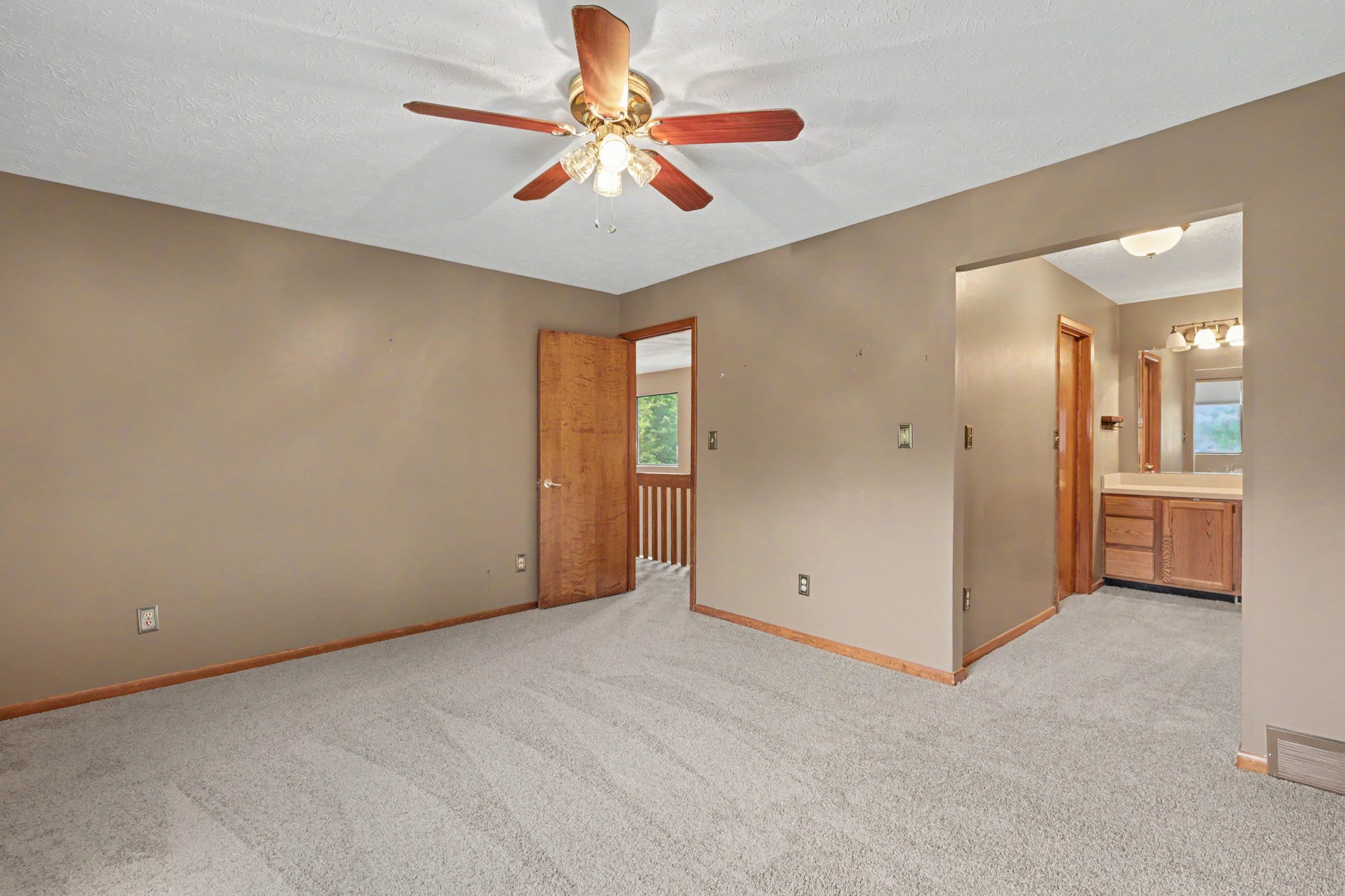 Photo 9 of 18 of 9875 Mentor Rd, Chardon, OH
