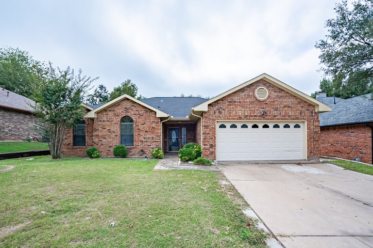 Photo 1 of 25 - 6110 Blueridge Ct, Arlington, TX 76016