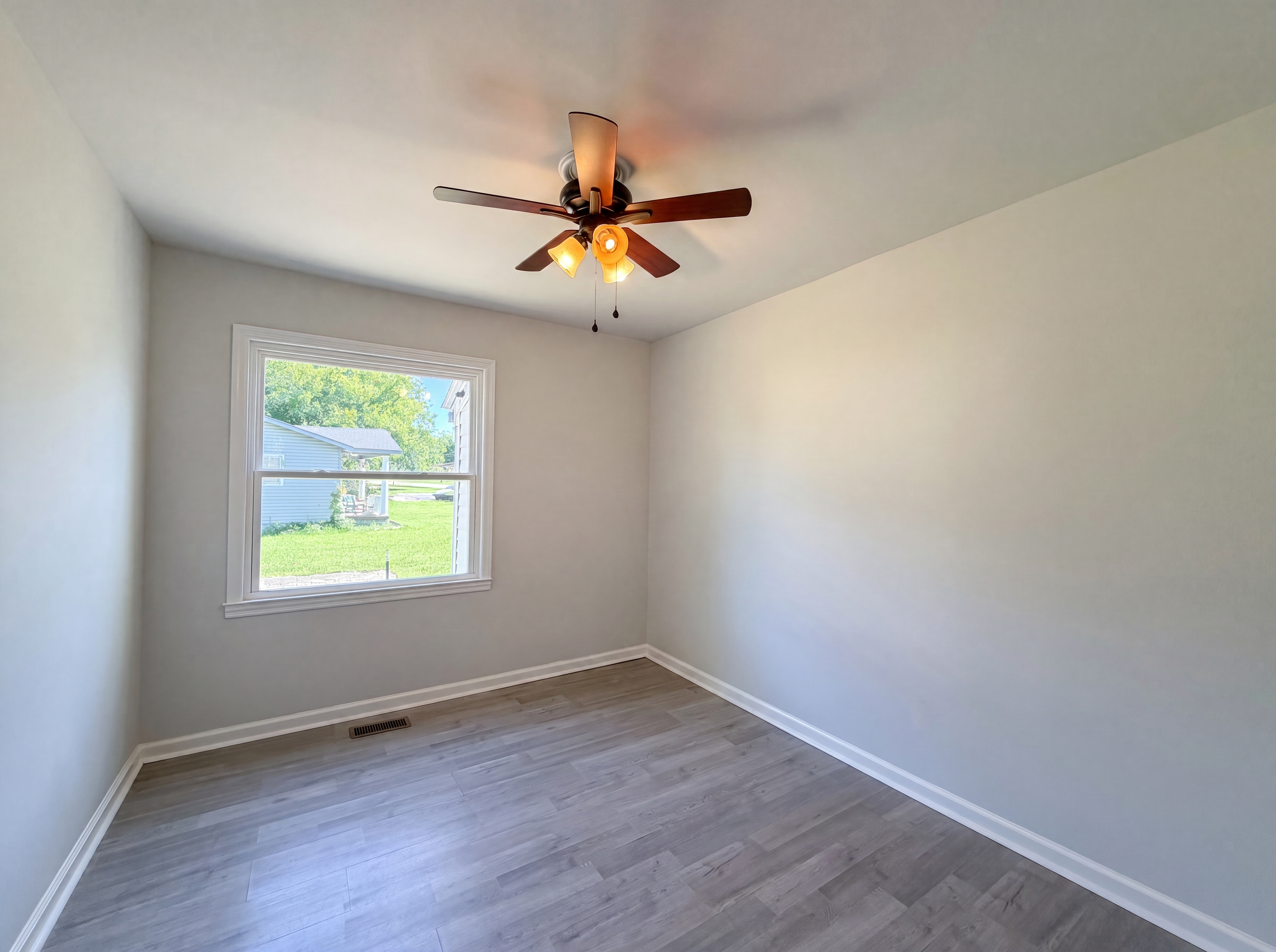 Photo 9 of 19 of 1036 E Commerce St, Lewisburg, TN