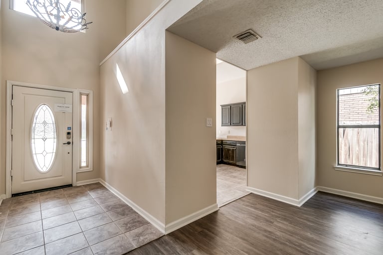 Photo 6 of 24 - 9746 Quiet Lk, San Antonio, TX 78254