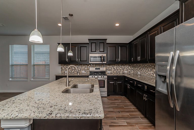 Photo 4 of 20 - 1225 Rebecca Ln, Fort Worth, TX 76131