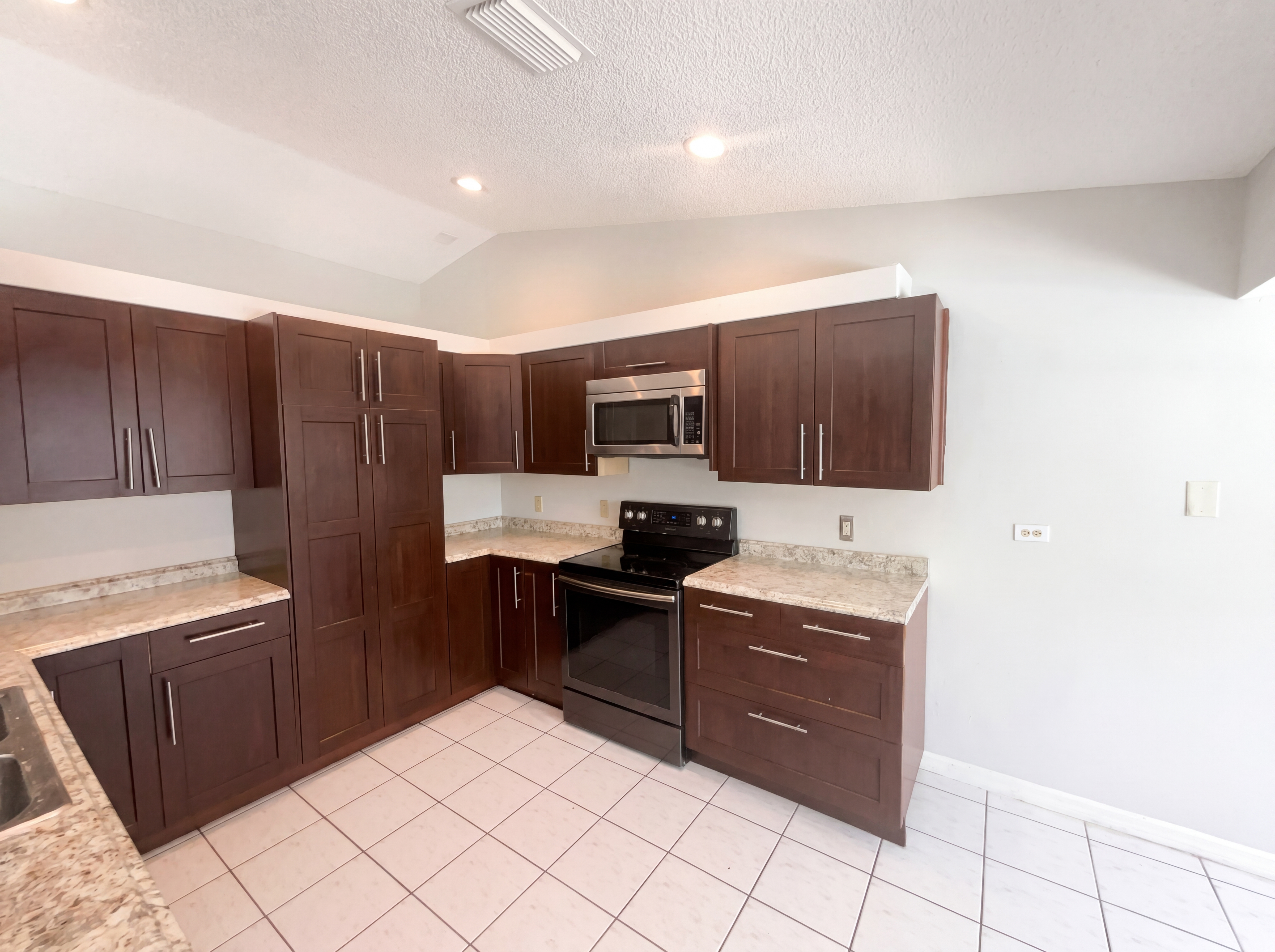 Photo 11 of 33 of 1750 Evergreen Ct, Kissimmee, FL