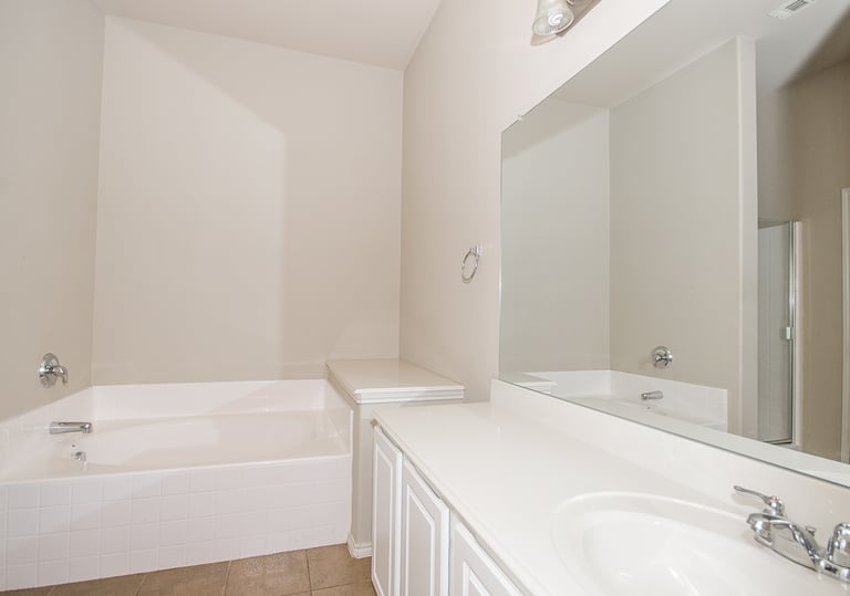 Photo 17 of 26 - 544 Kenilworth Ave, Little Elm, TX 75068