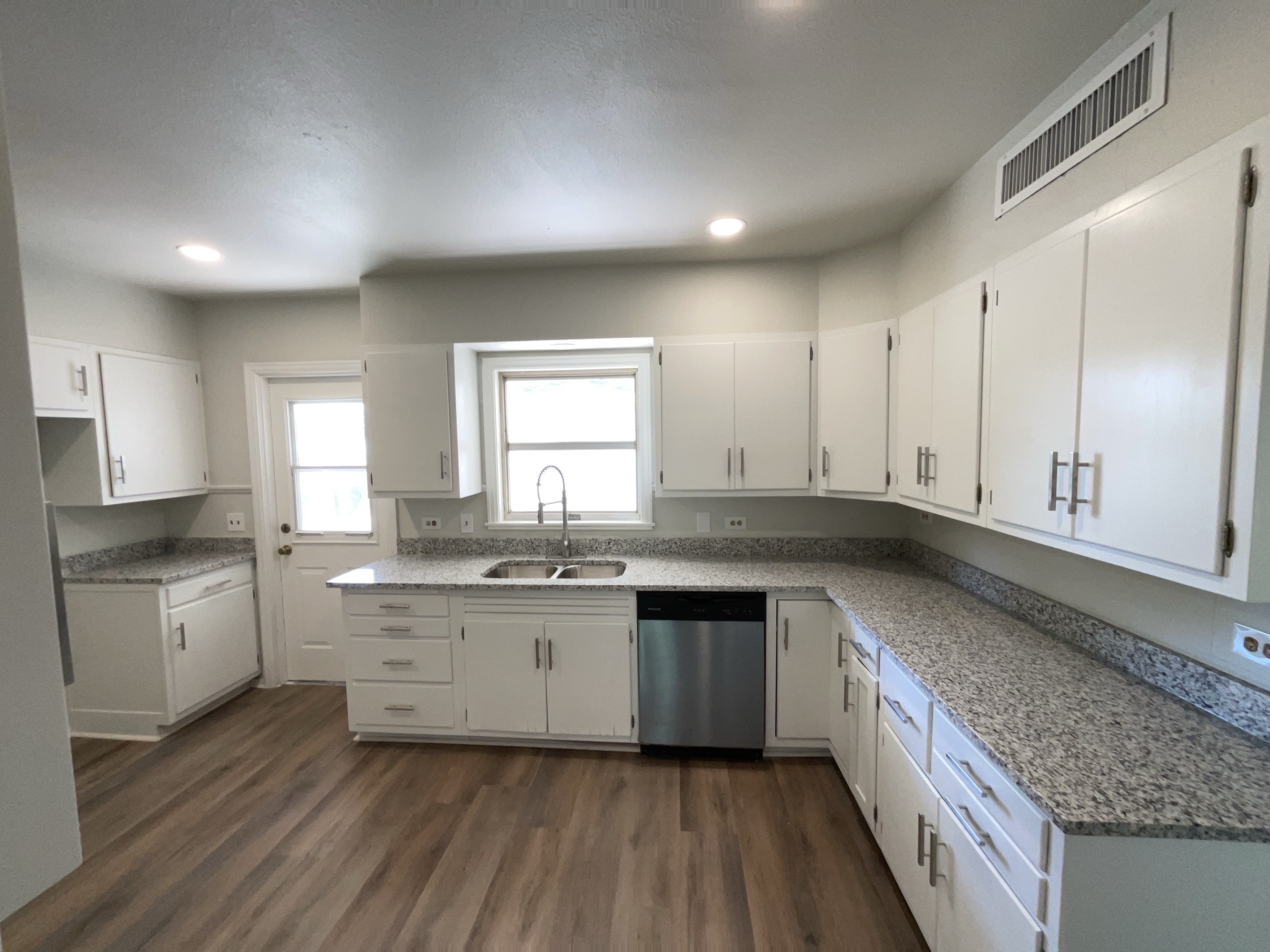 Photo 2 of 26 of 1205 G St, Floresville, TX