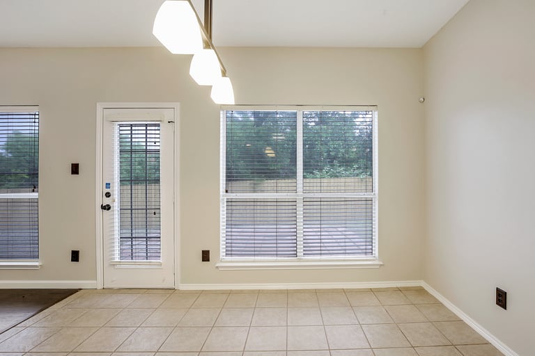 Photo 11 of 26 - 5716 Wimbledon Cir, Haltom City, TX 76137