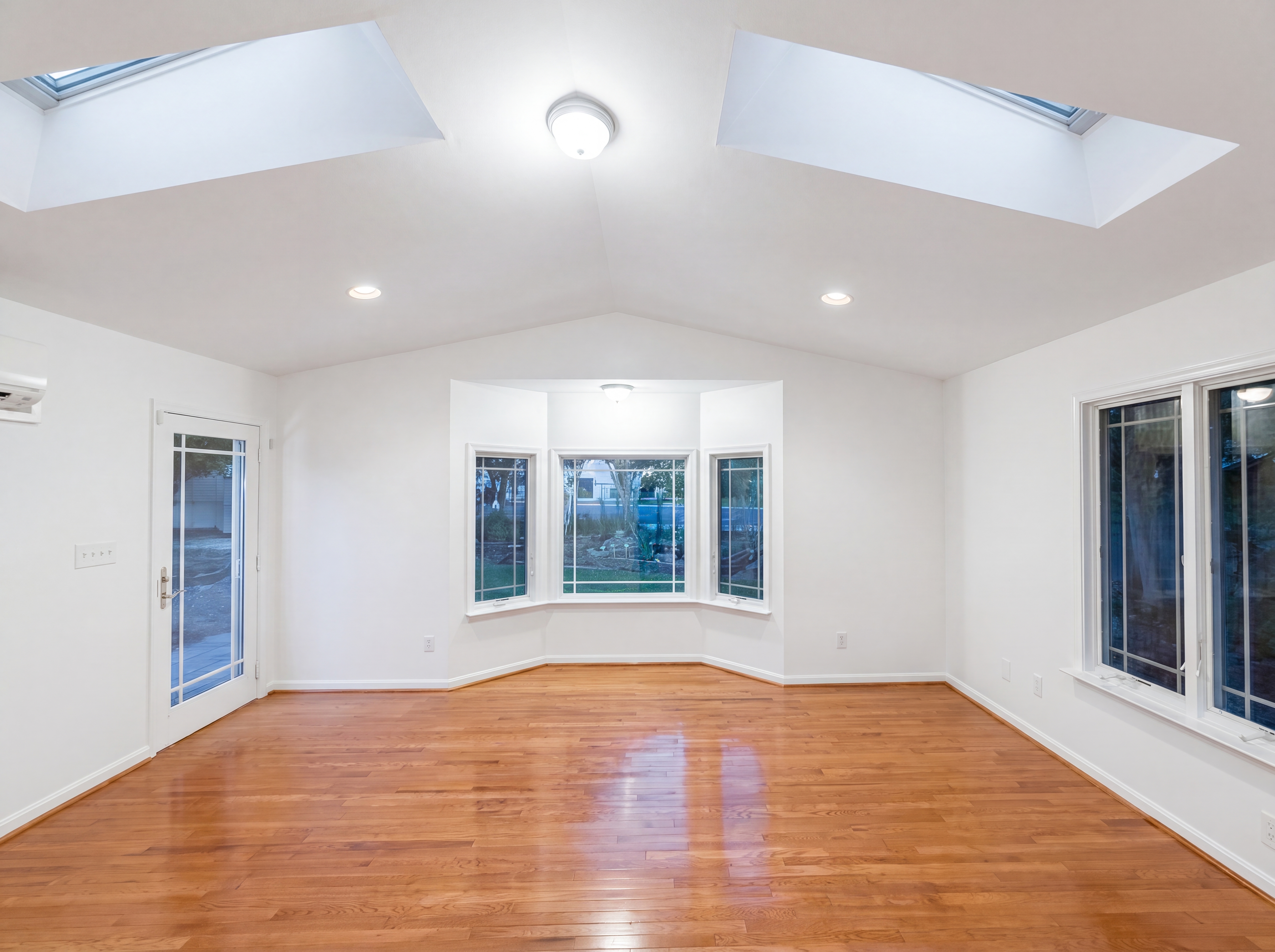 Photo 9 of 51 of 8947 Rosewood St, Manassas, VA