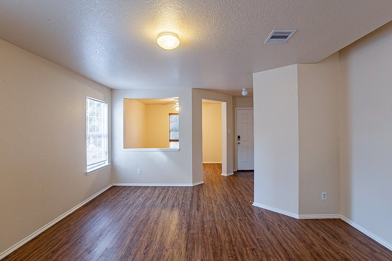 Photo 5 of 21 - 956 Marble Pt, San Antonio, TX 78251