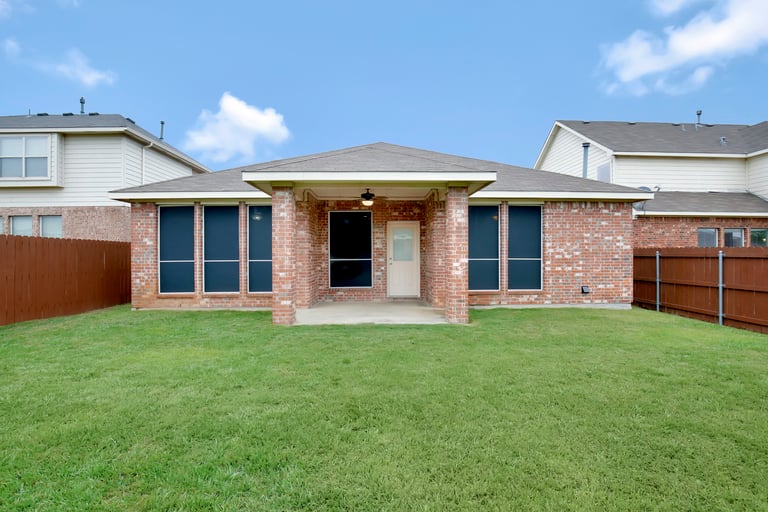 Photo 5 of 26 - 10009 Tulare Ln, Fort Worth, TX 76177
