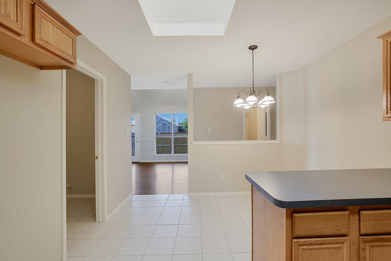 Photo 13 of 28 - 709 Stone Mesa Ct, Arlington, TX 76001