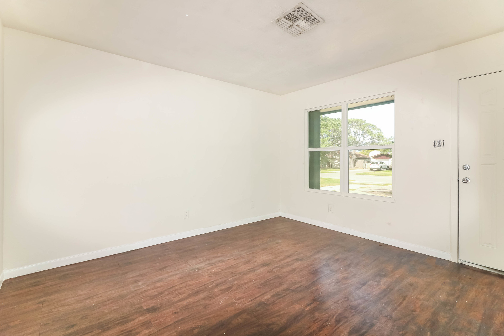 Photo 3 of 21 of 306 N Houston St, Aransas Pass, TX