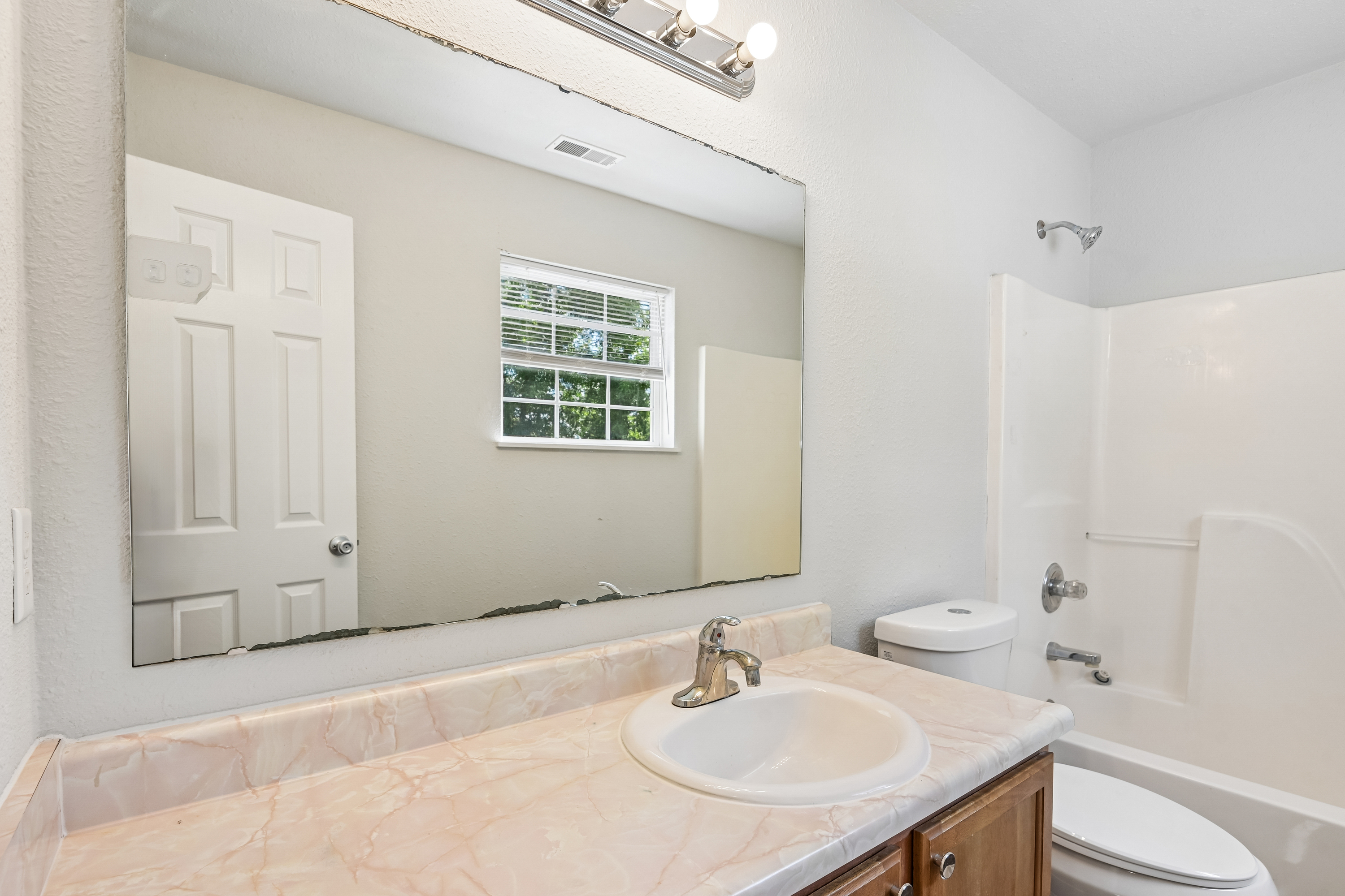 Photo 16 of 43 of 2327 Rostock Ct, Indianapolis, IN