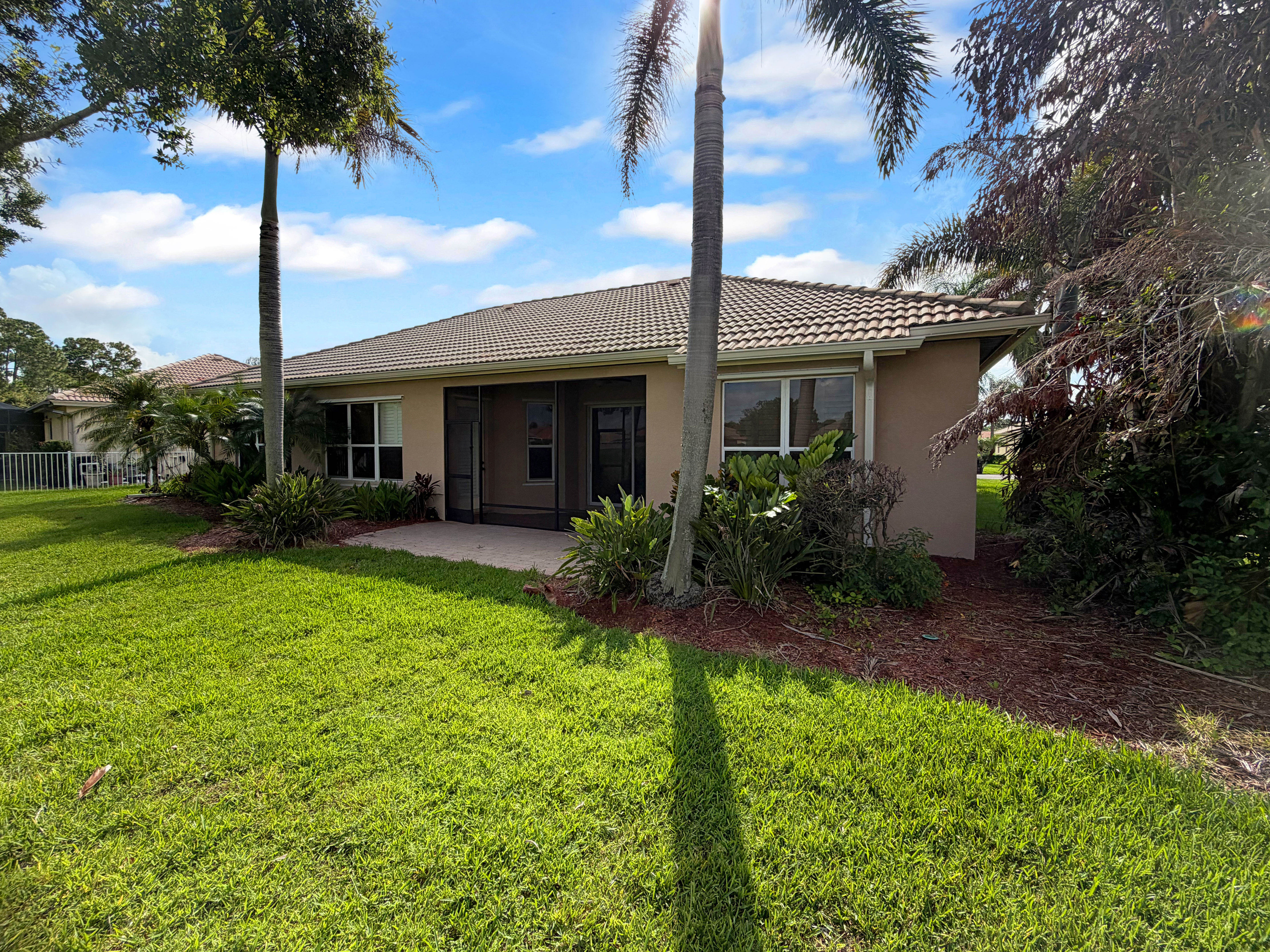 Photo 5 of 30 of 424 NW Dover Ct, Port Saint Lucie, FL