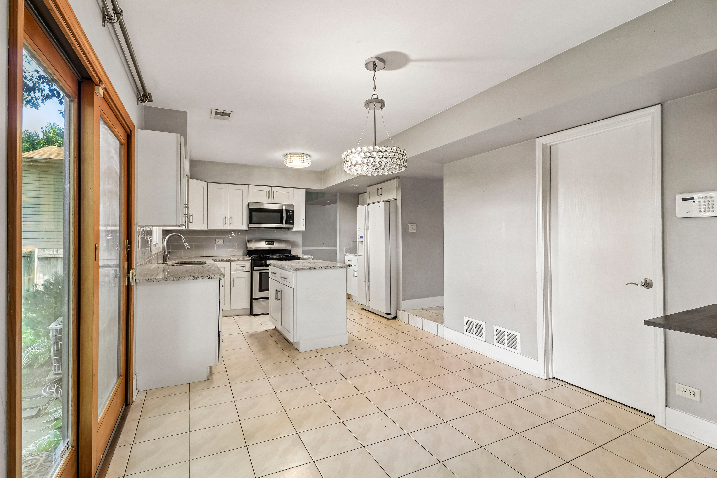 Photo 3 of 39 of 702 Buffalo Cir, Carol Stream, IL
