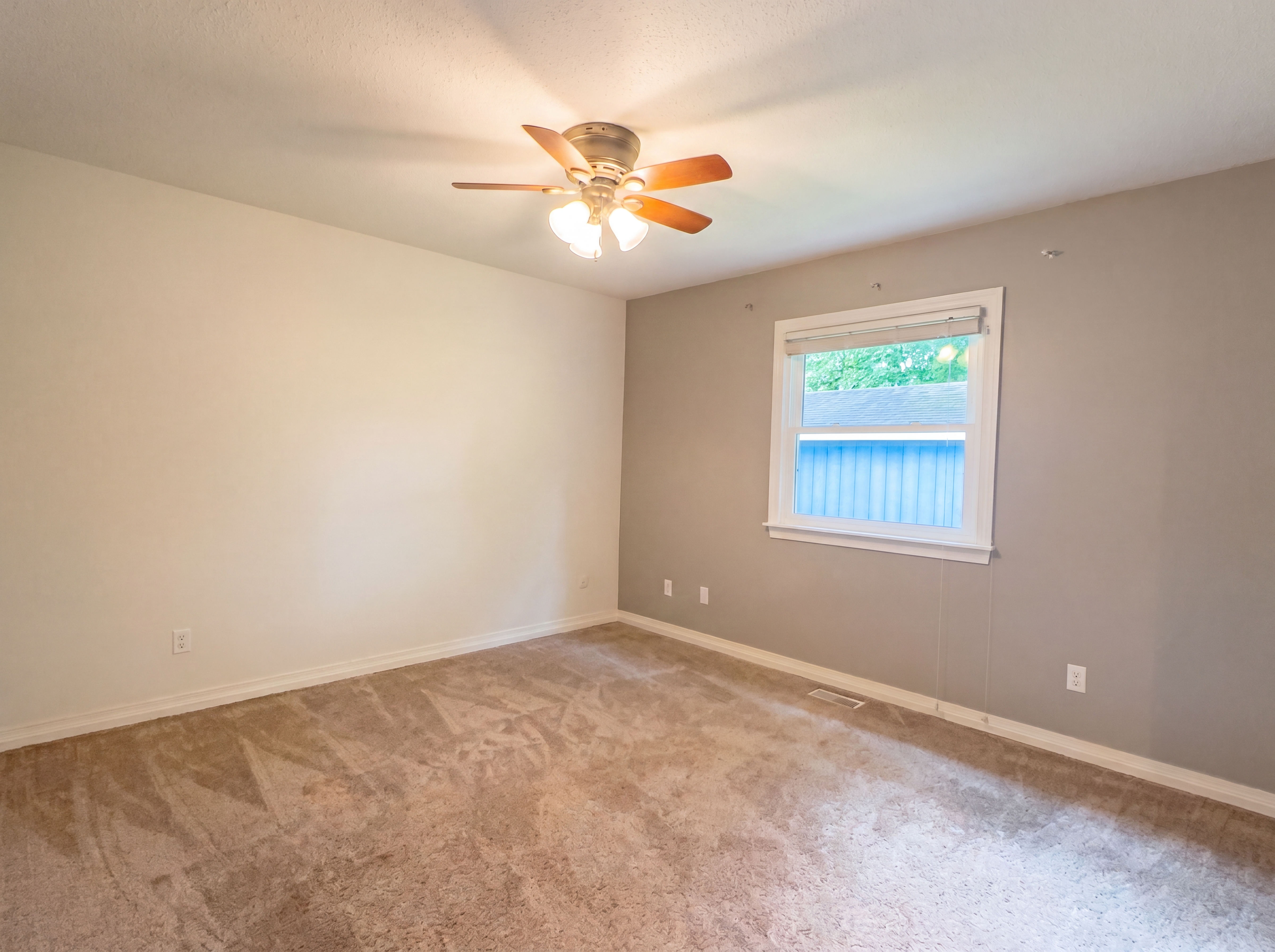Photo 10 of 22 of 1901 Summit Dr, Urbana, IL