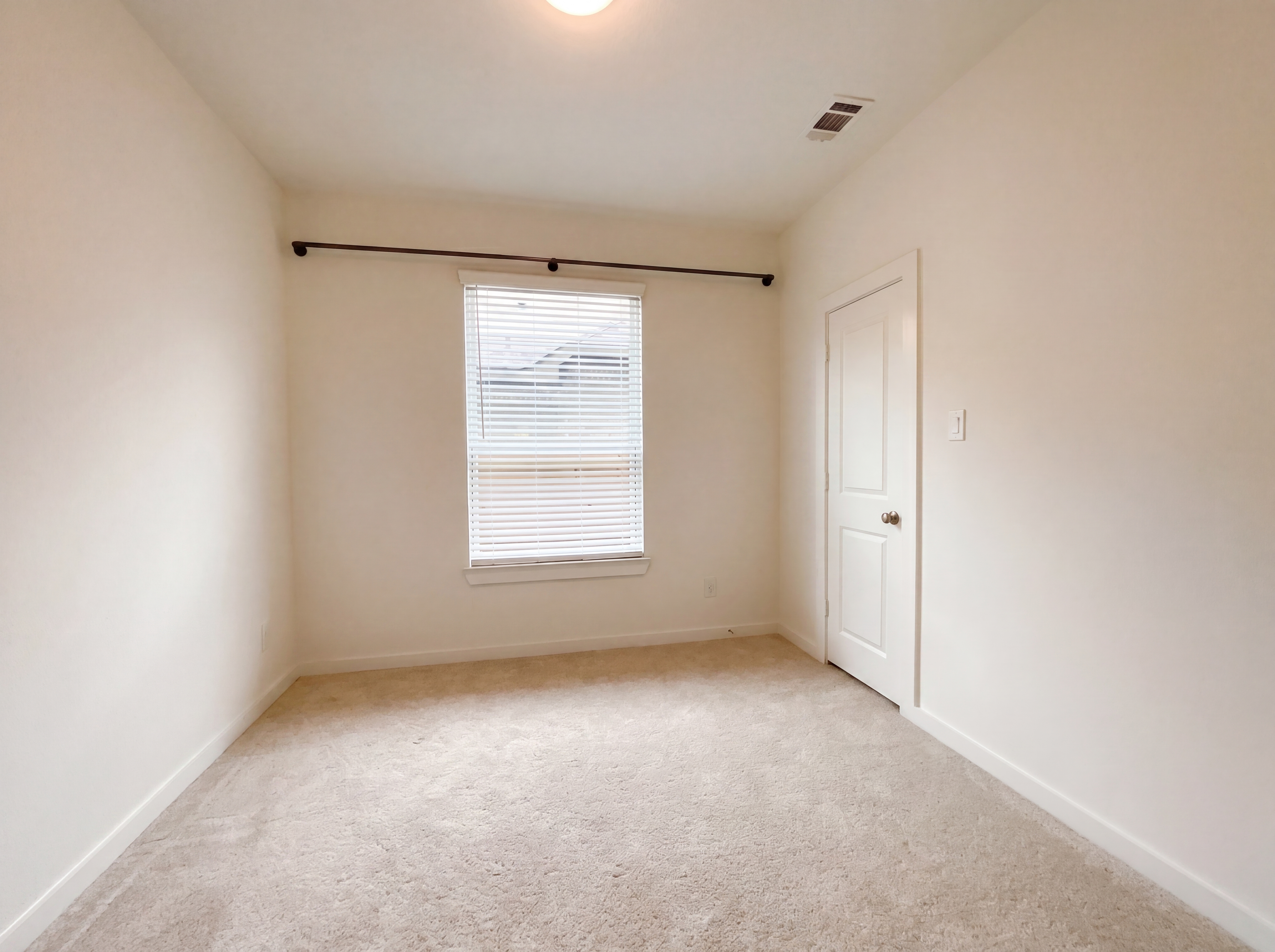 Photo 4 of 19 of 118 Neches Nook Ct, Conroe, TX