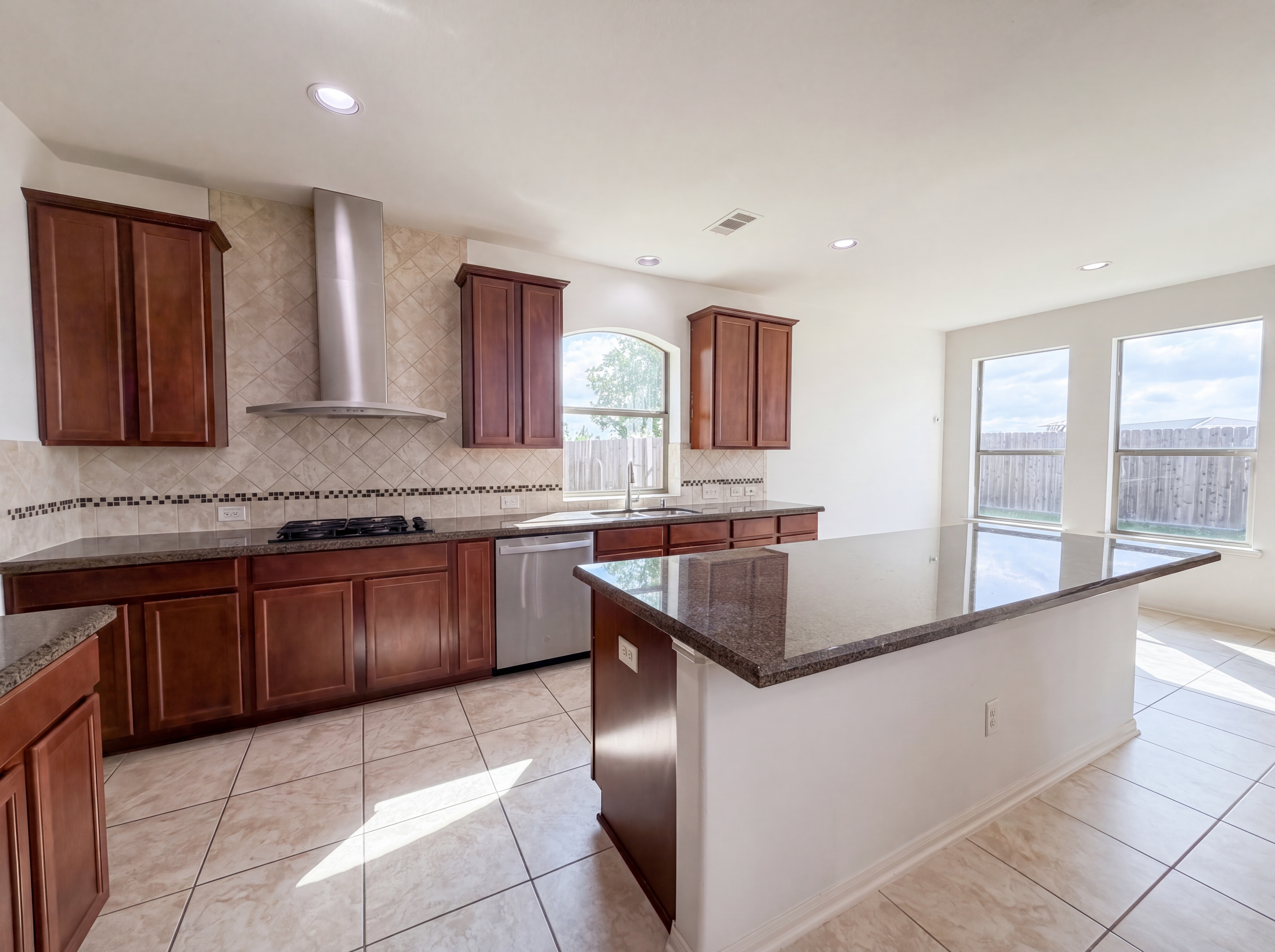 Photo 2 of 29 of 8611 Bright Angel Ln, Cypress, TX