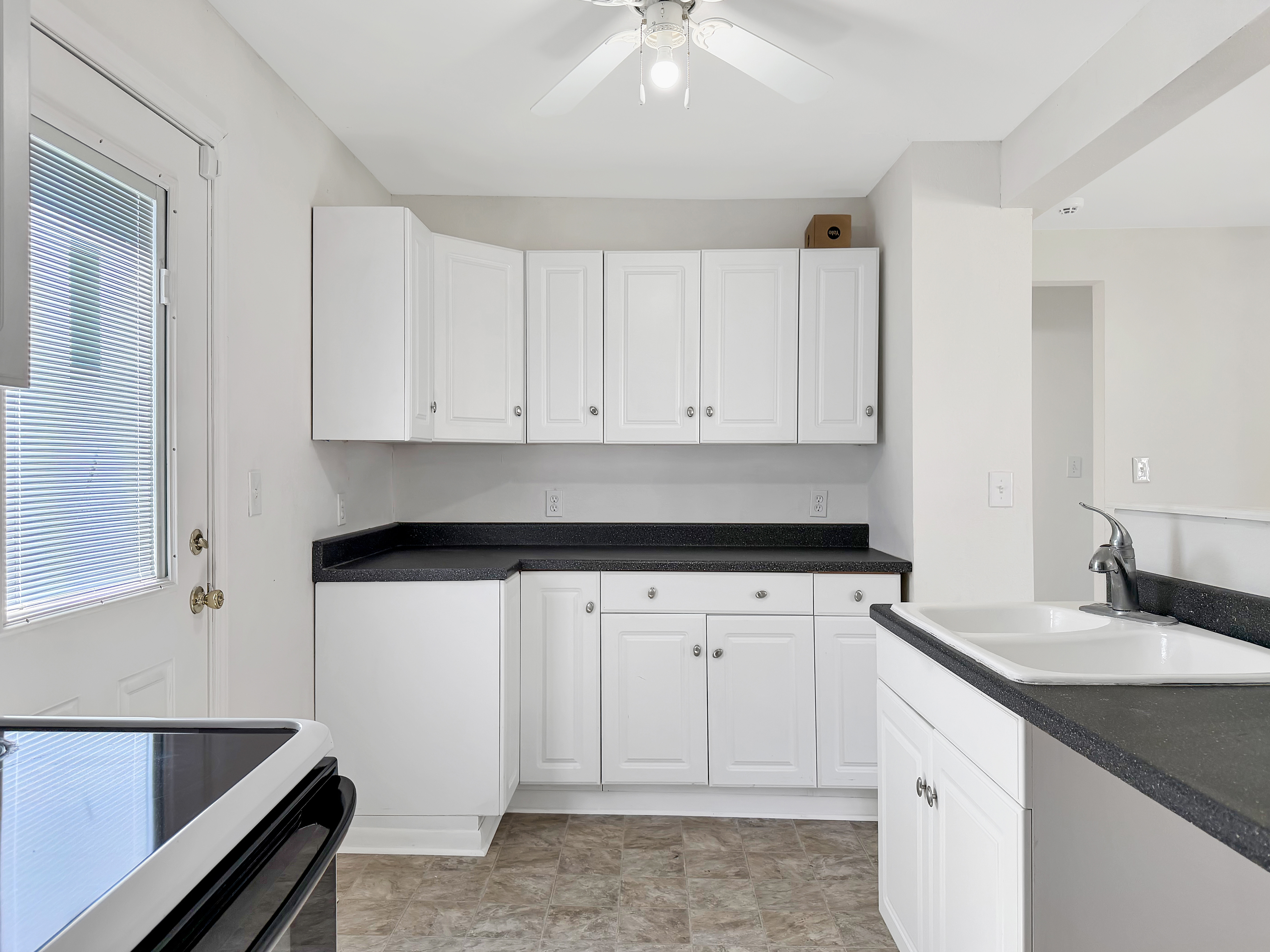 Photo 9 of 14 of 1005 NE 44th St, Kansas City, MO