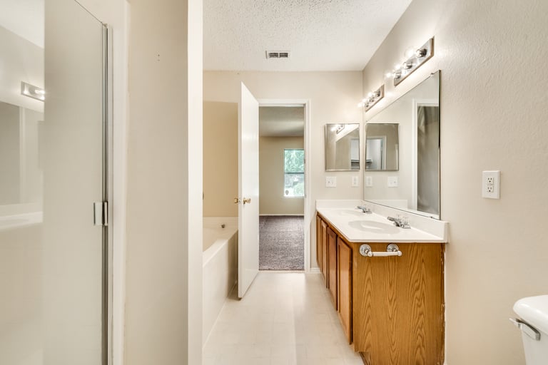 Photo 25 of 37 - 1436 Daisy Dr, Lancaster, TX 75134