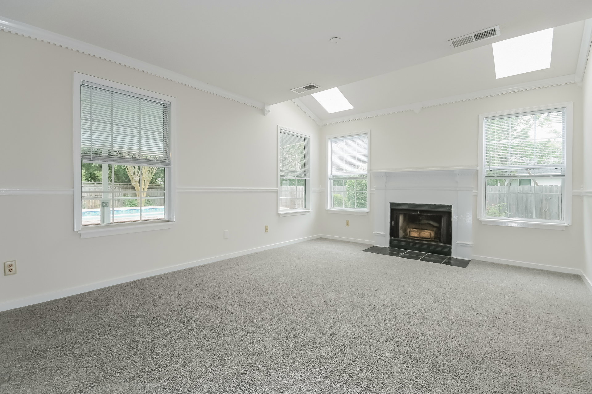 Photo 3 of 22 of 2054 Willowdale Ct, Mount Pleasant, SC