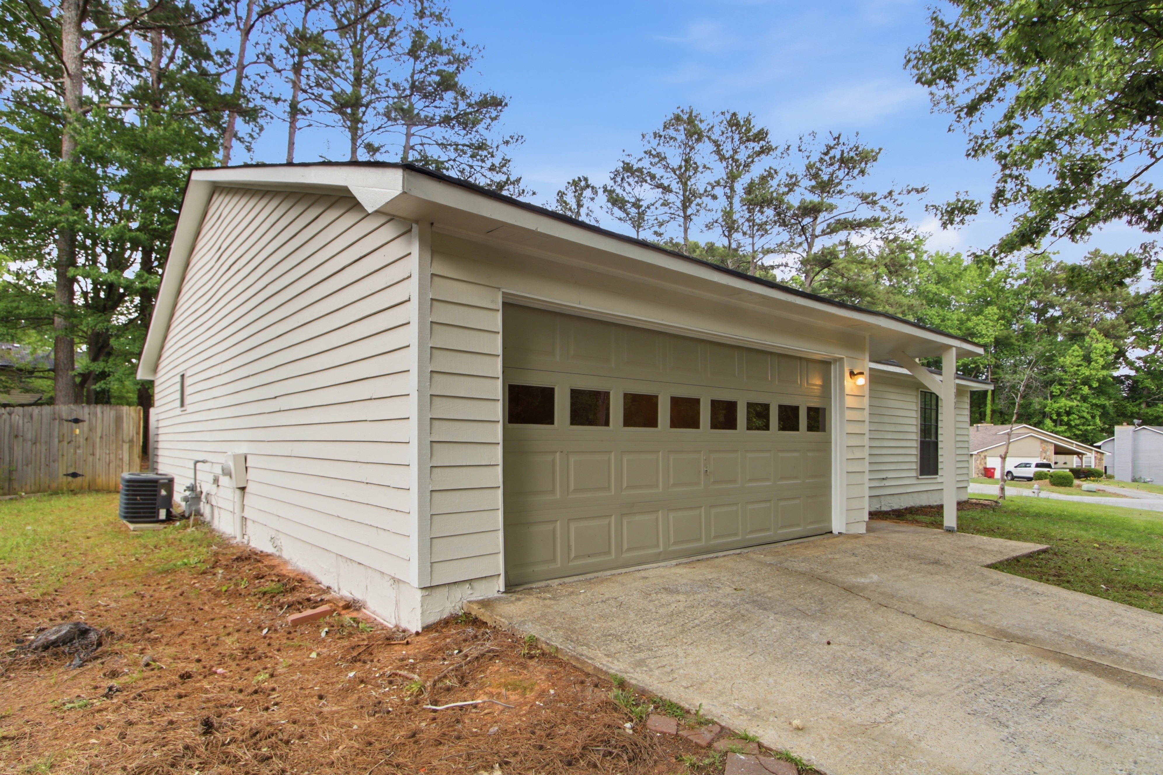 Photo 7 of 31 of 8132 Creekstone Ct, Riverdale, GA