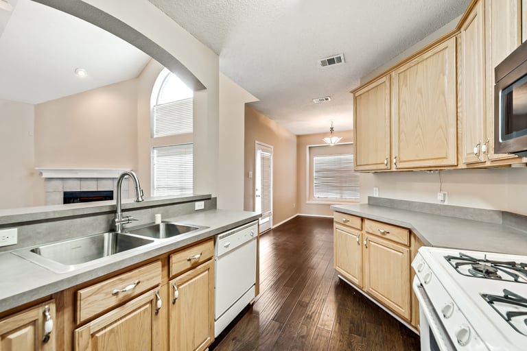Photo 8 of 27 - 3927 Willow Bend Dr, The Colony, TX 75056