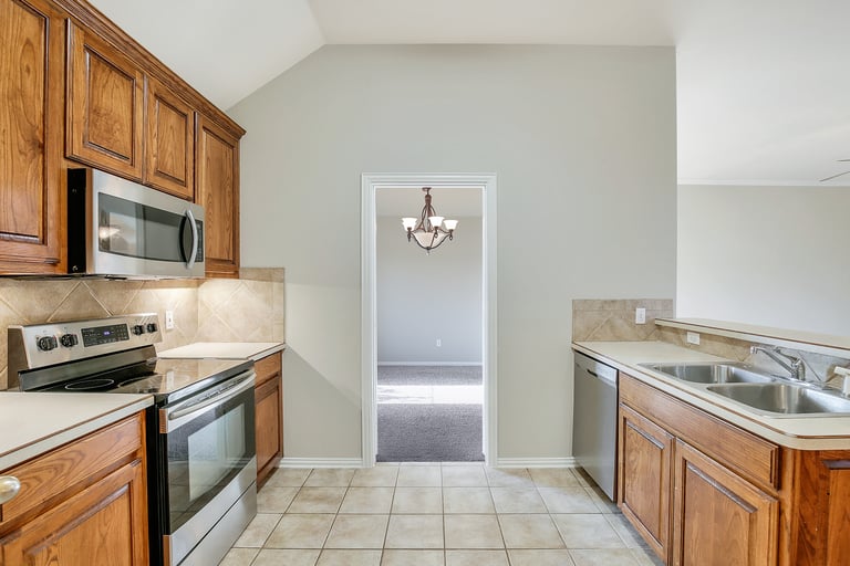 Photo 3 of 26 - 9029 River Falls Dr, Fort Worth, TX 76118