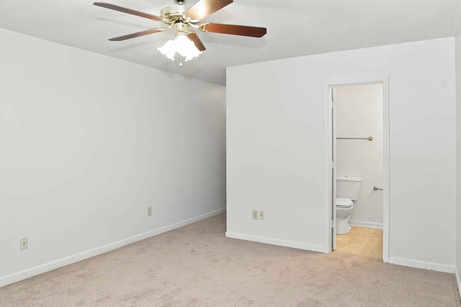 Photo 4 of 21 of 453 Autumnwood Dr SW, Decatur, AL