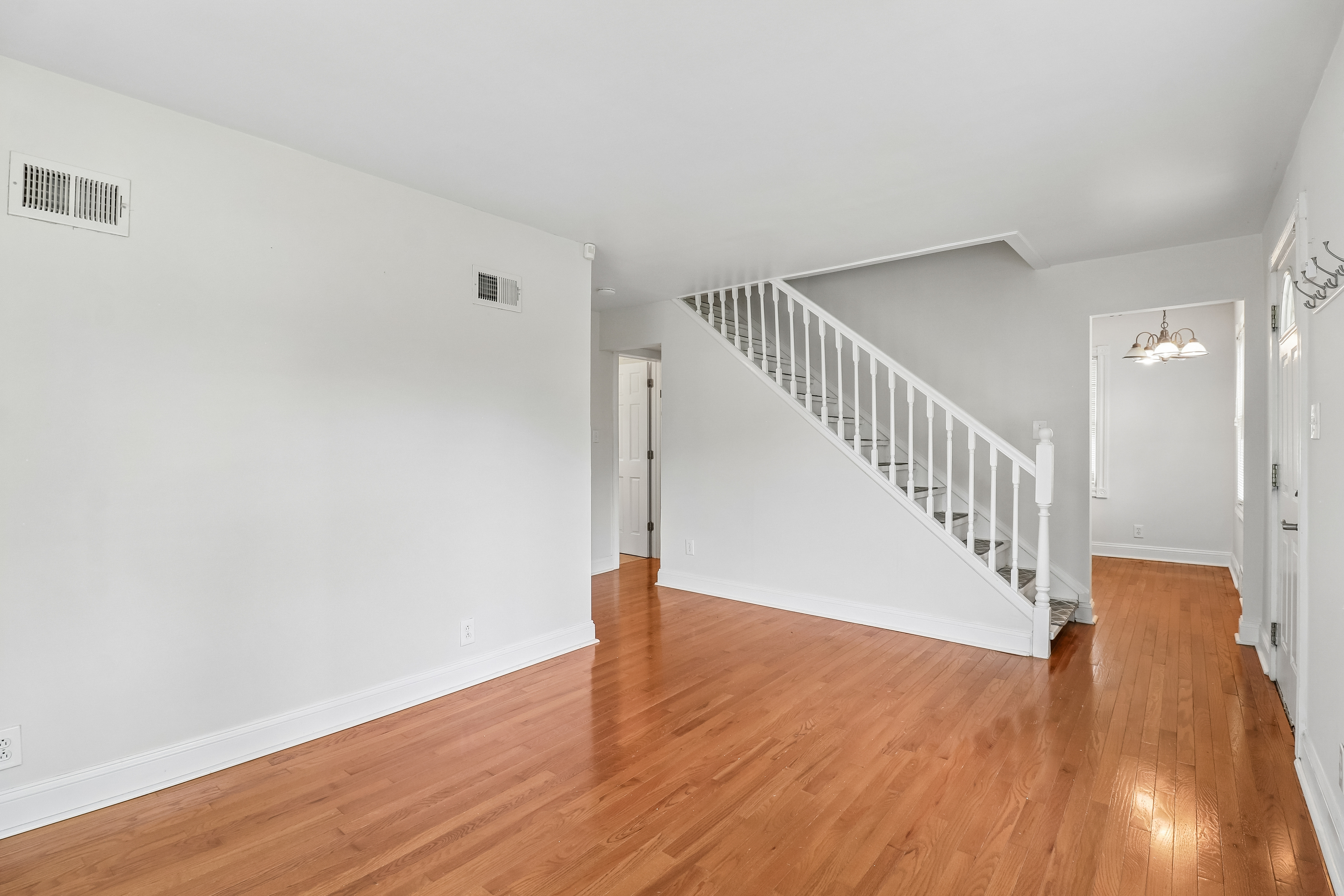 Photo 11 of 35 of 4811 Roslyn Rd, Downers Grove, IL
