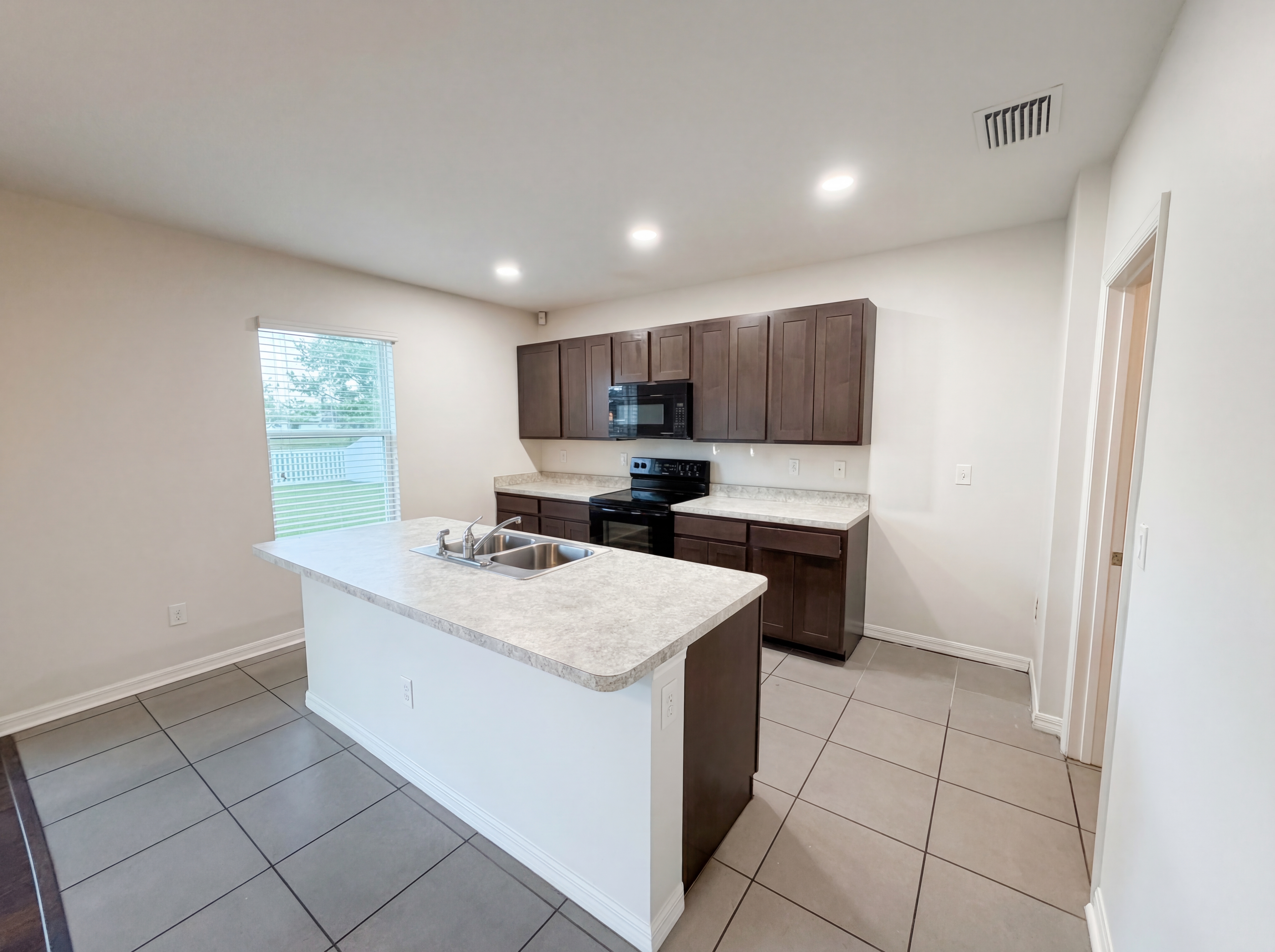 Photo 11 of 34 of 35687 Hillbrook Ave, Zephyrhills, FL