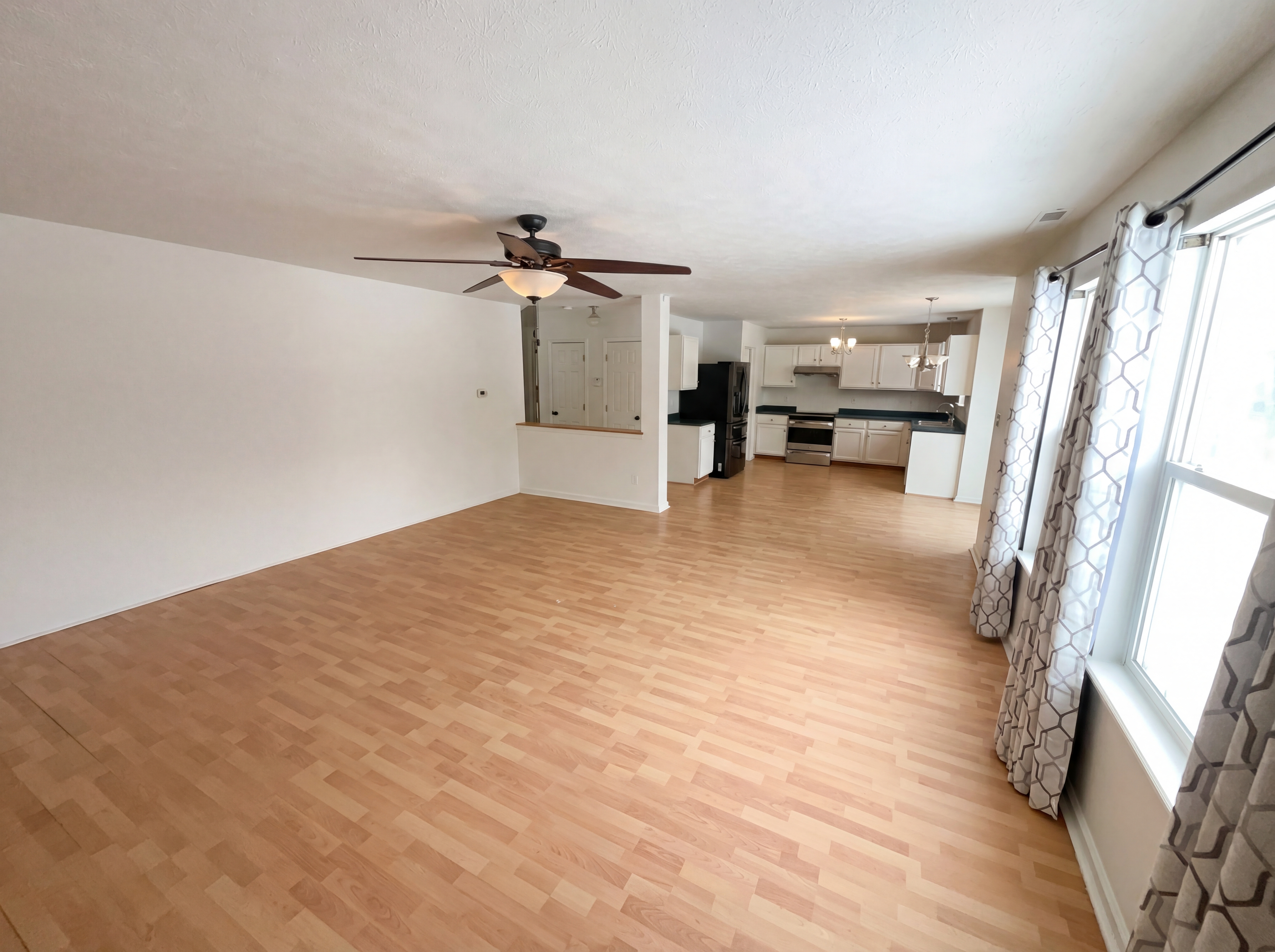Photo 3 of 24 of 3211 Waterloo Cir, Indianapolis, IN