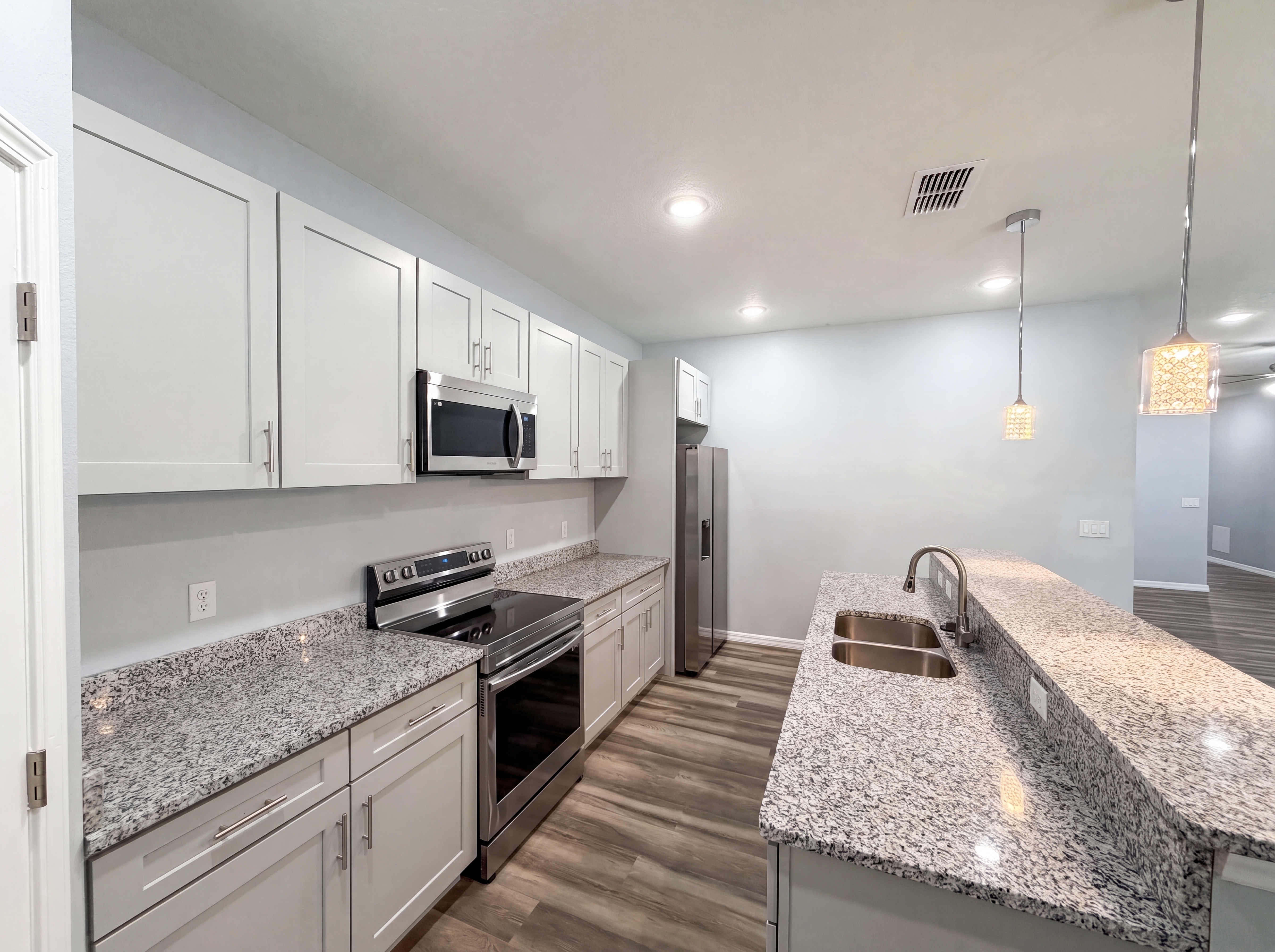 Photo 9 of 27 of 1013 W 11th St, Sanford, FL