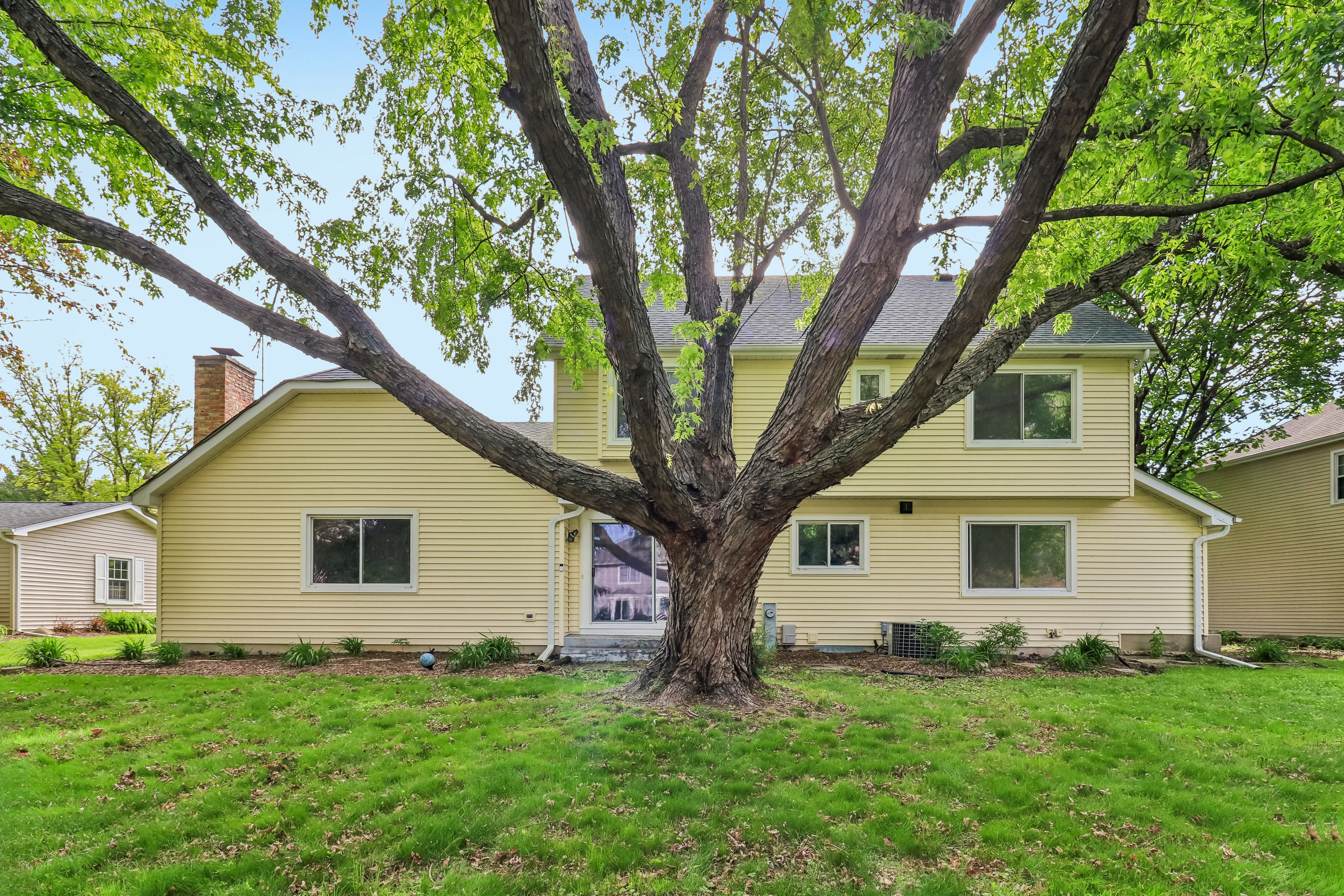 Photo 38 of 41 of 733 Buttonwood Cir, Naperville, IL