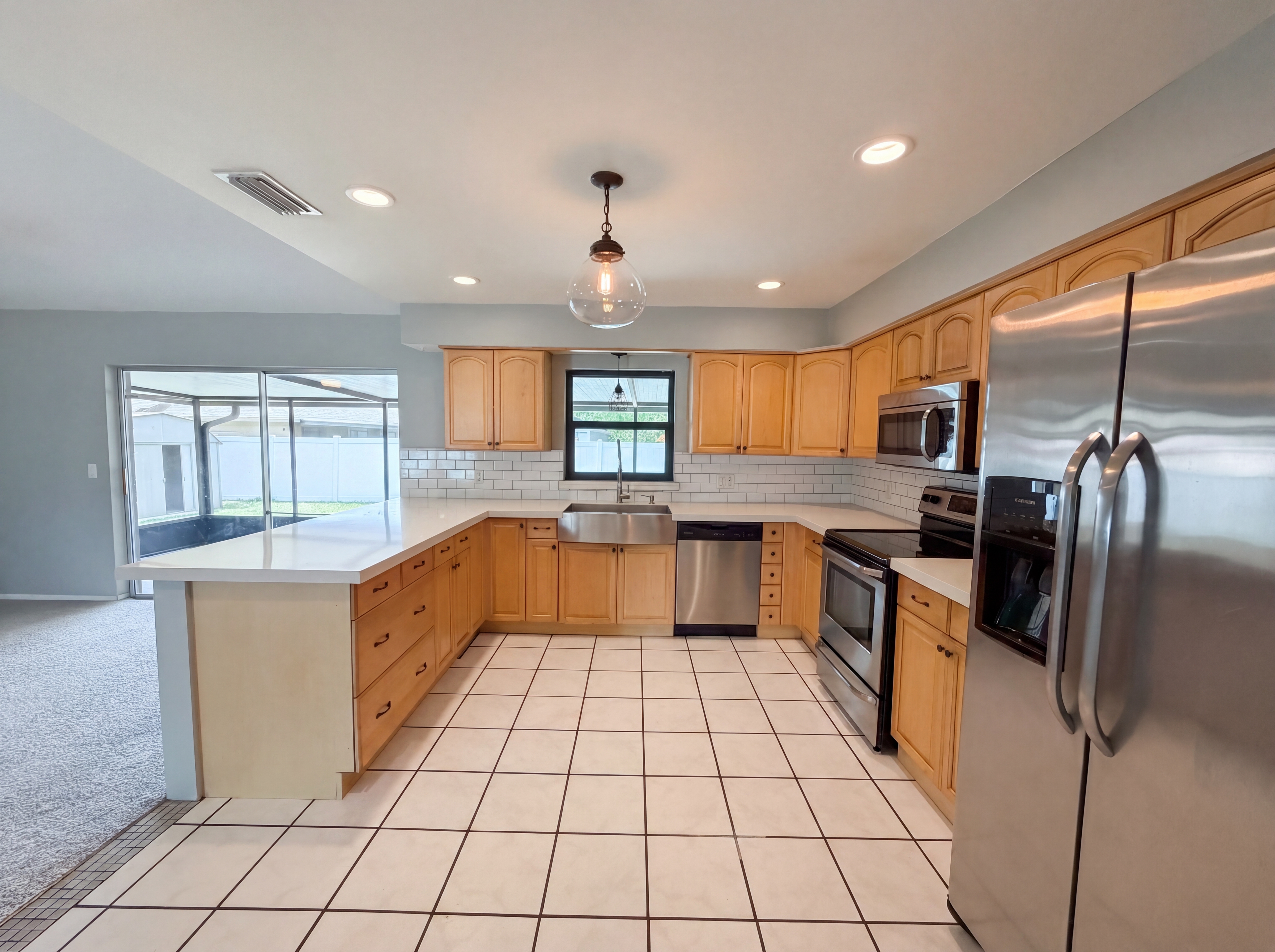 Photo 2 of 23 of 17621 Meadowbridge Dr, Lutz, FL