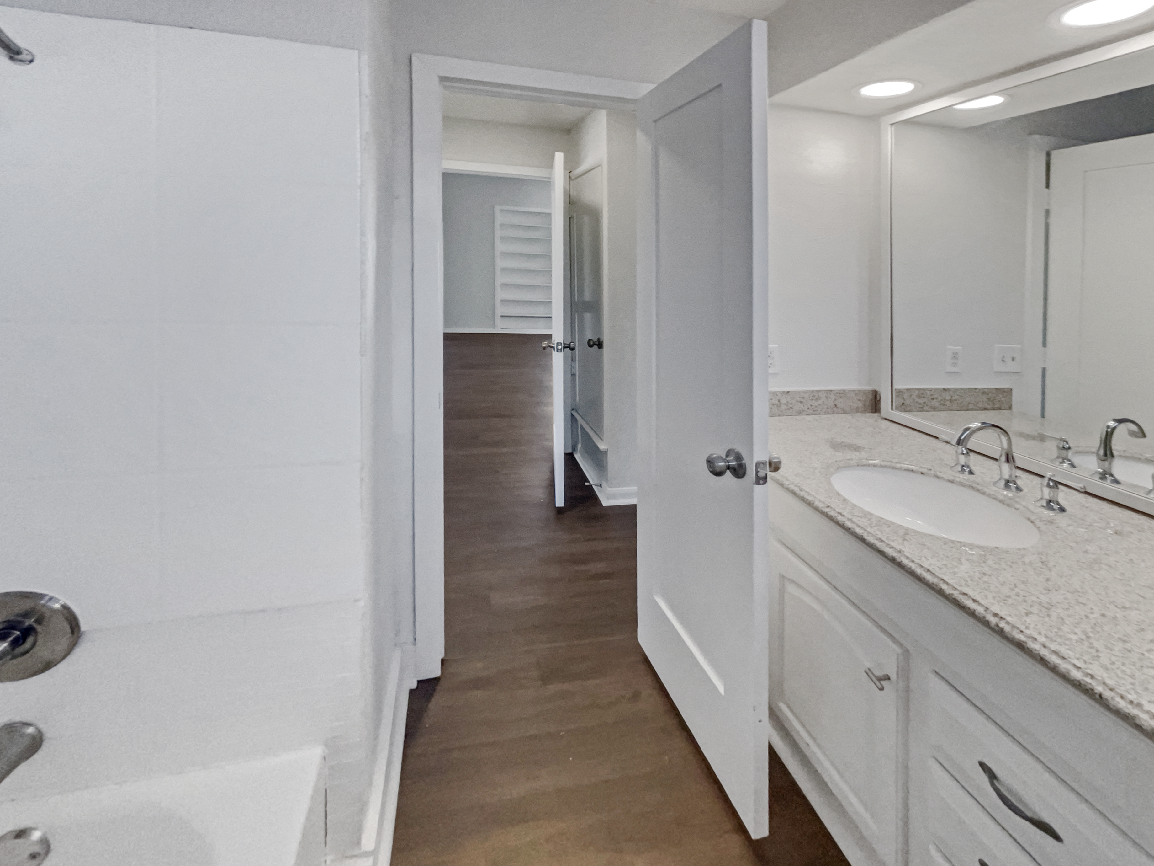 Photo 18 of 25 of 1426 Whiteoak Dr, Garland, TX