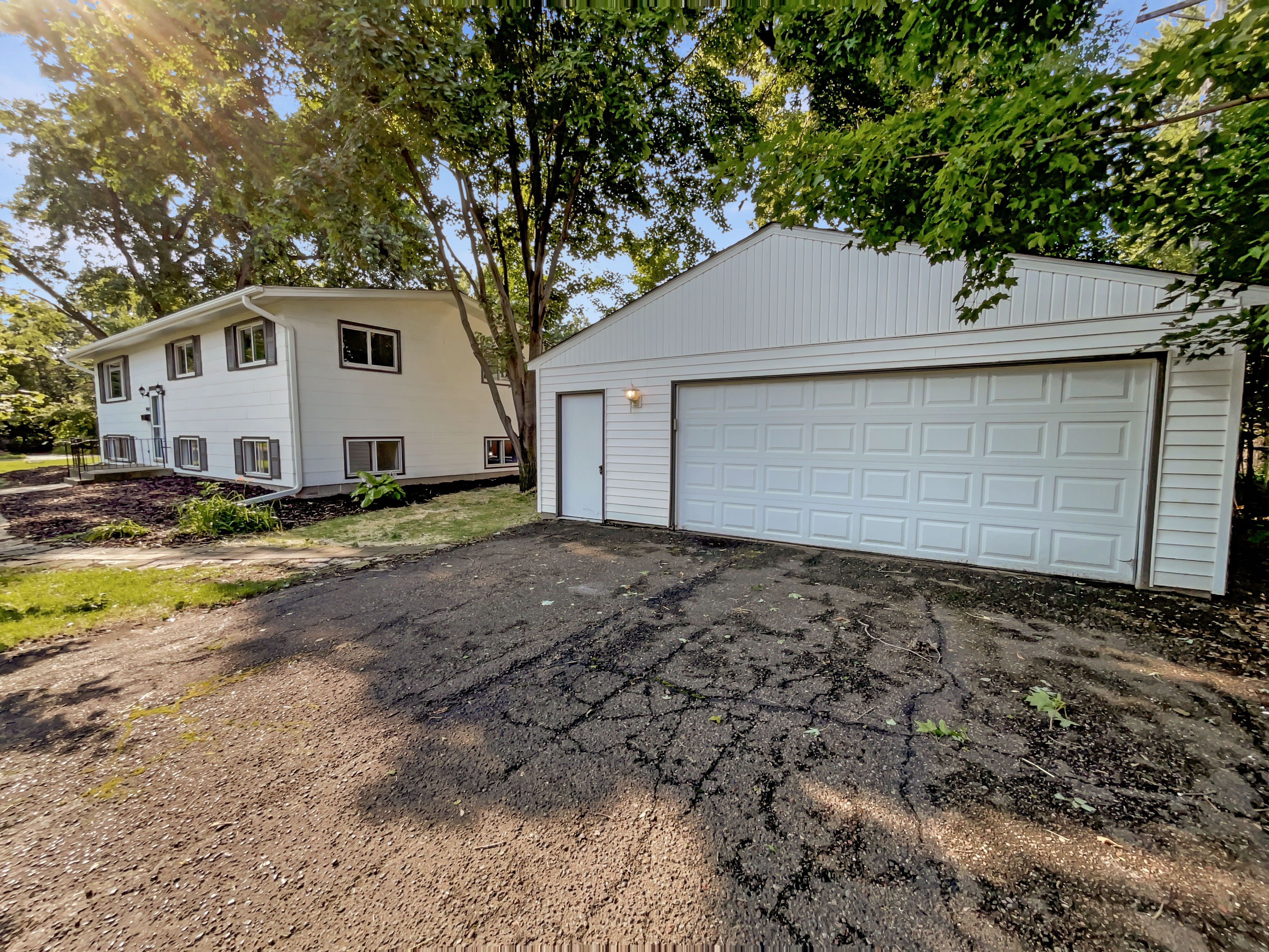 Photo 10 of 26 of 9405 Olympia St, Golden Valley, MN