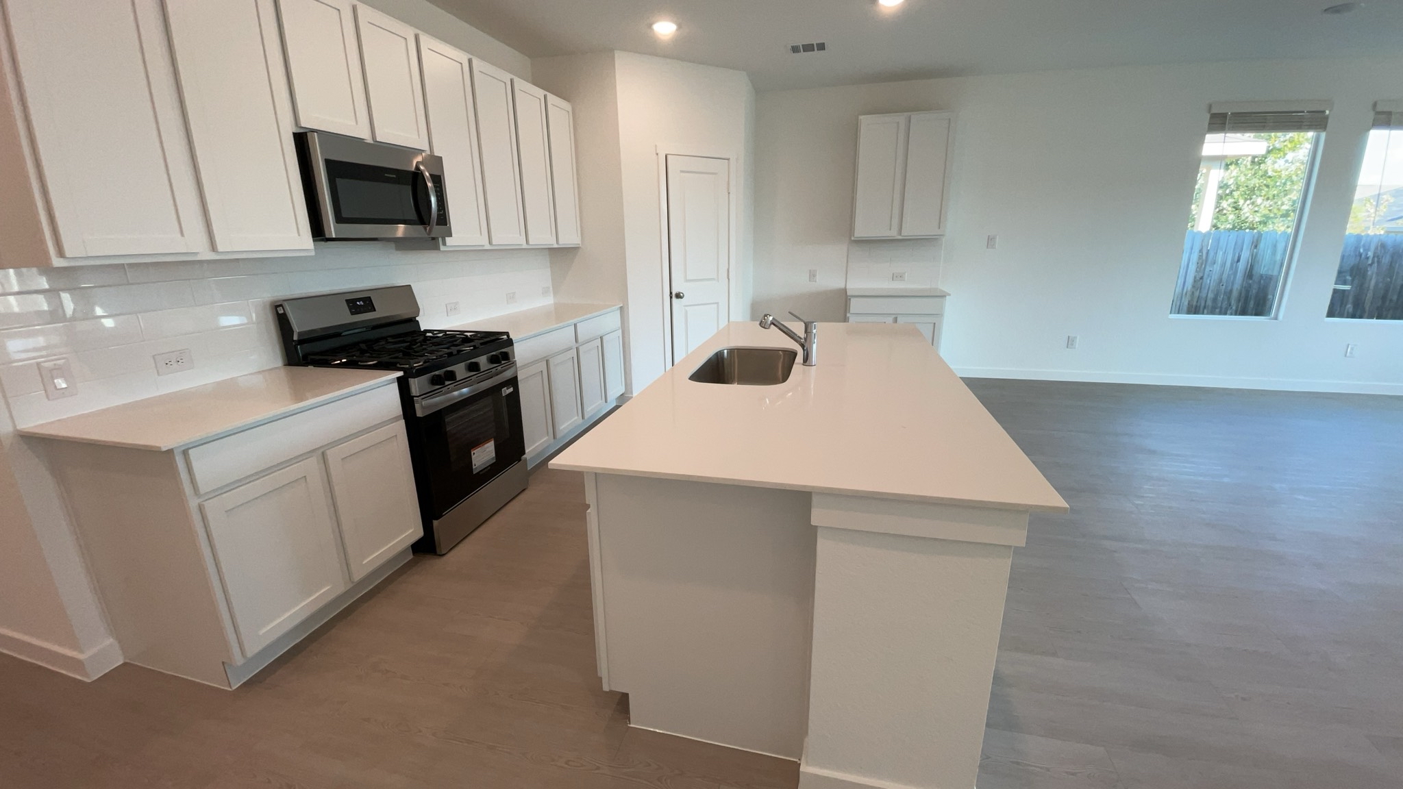 Photo 5 of 36 of 14824 Berkshire Way, San Antonio, TX