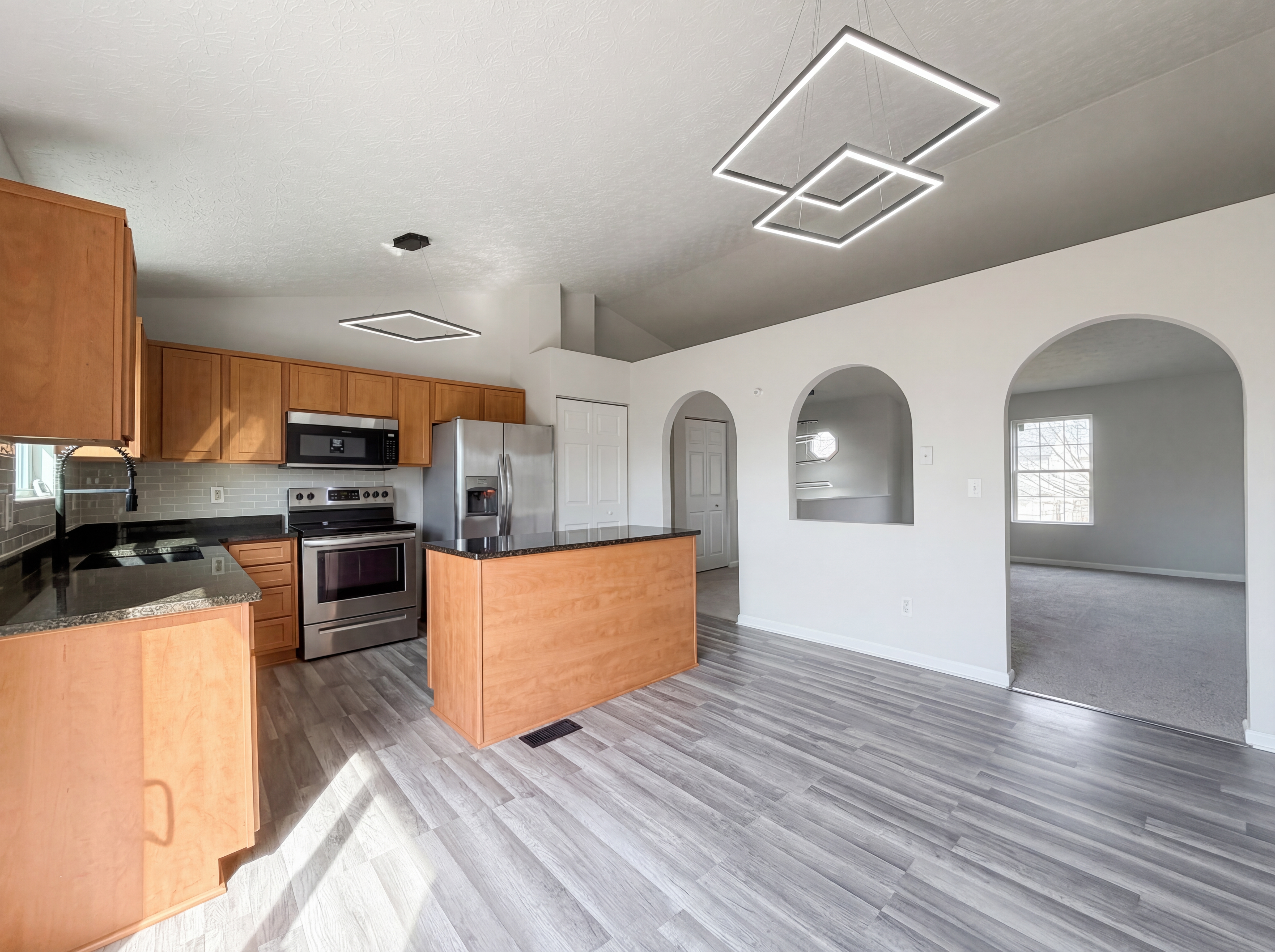 Photo 2 of 25 of 5691 Matuka Dr, Columbus, OH