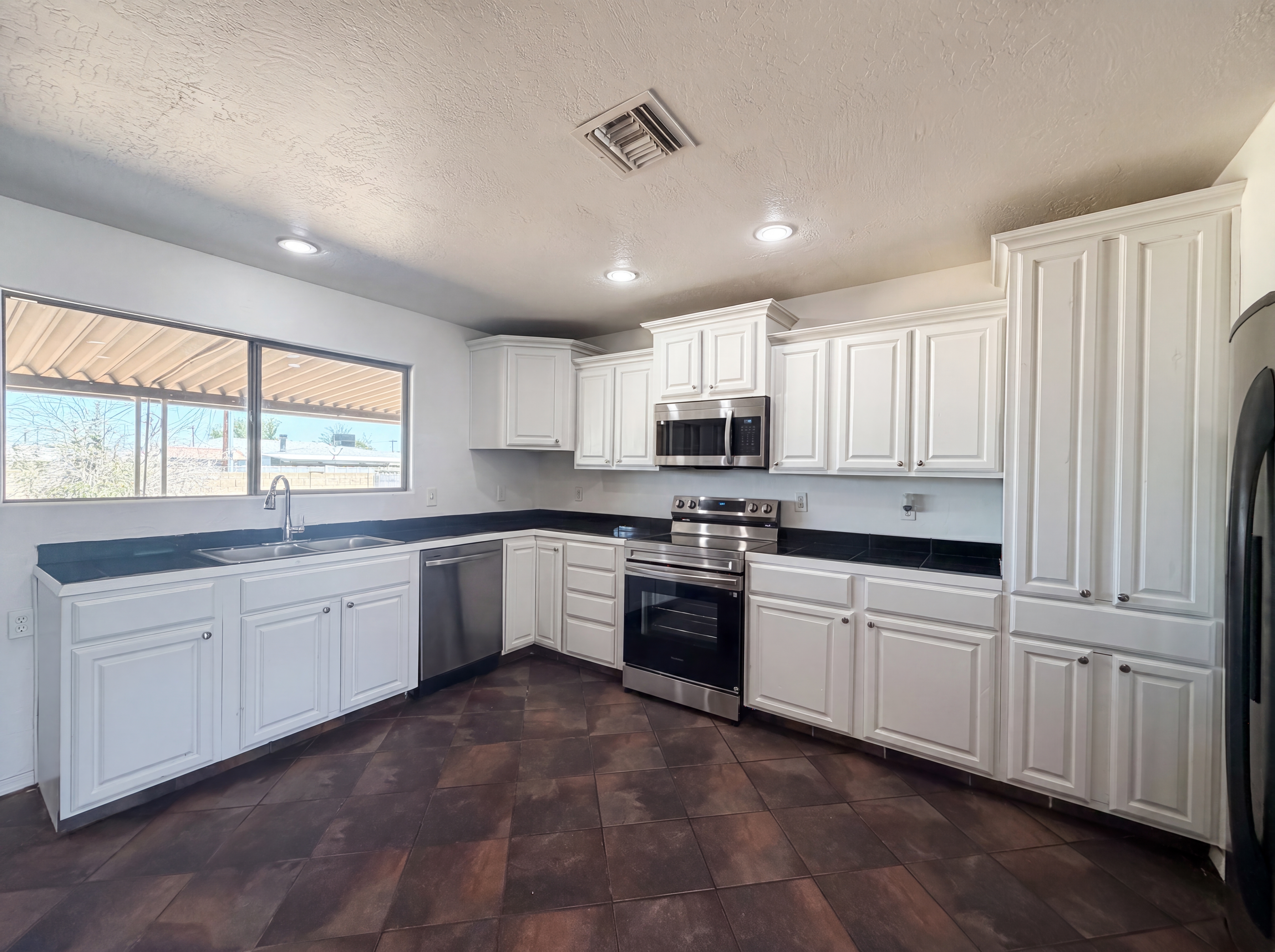 Photo 2 of 20 of 2702 W Carter Dr, Tempe, AZ
